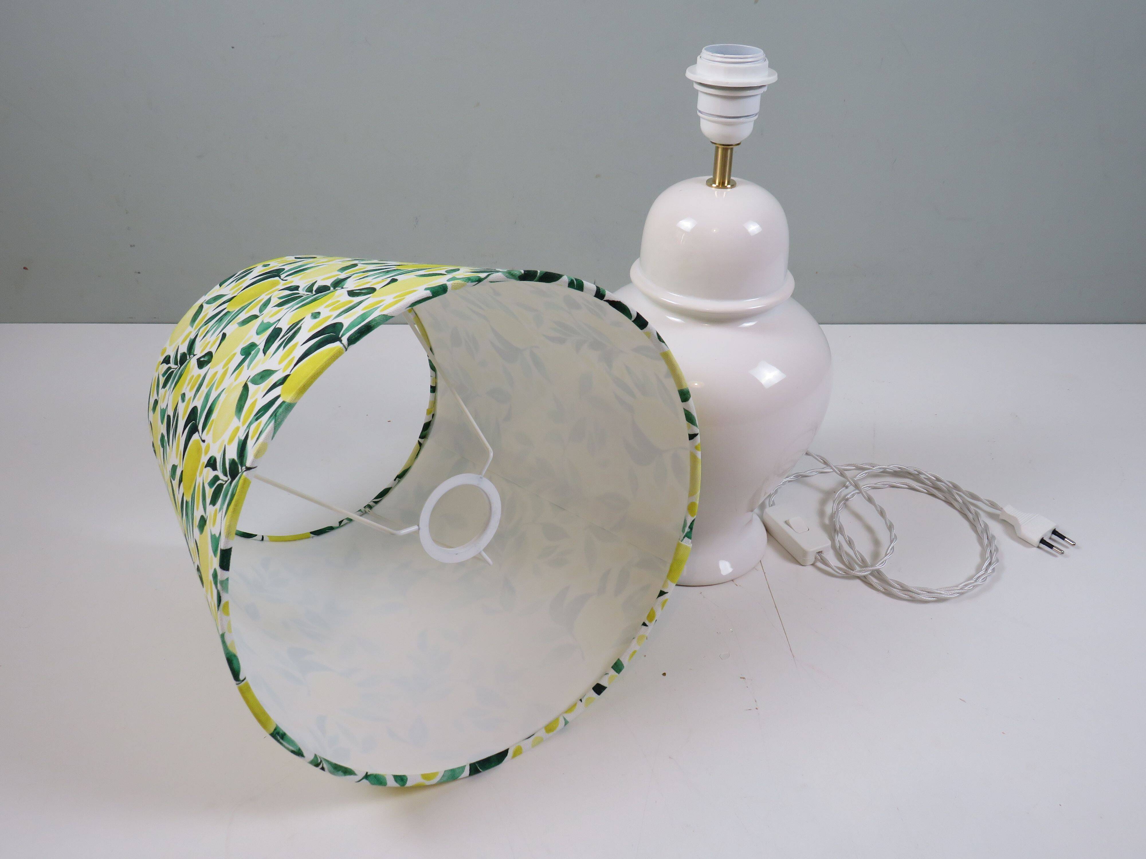 Lampe vintage en céramique blanche avec abat-jour citron, sur mesure