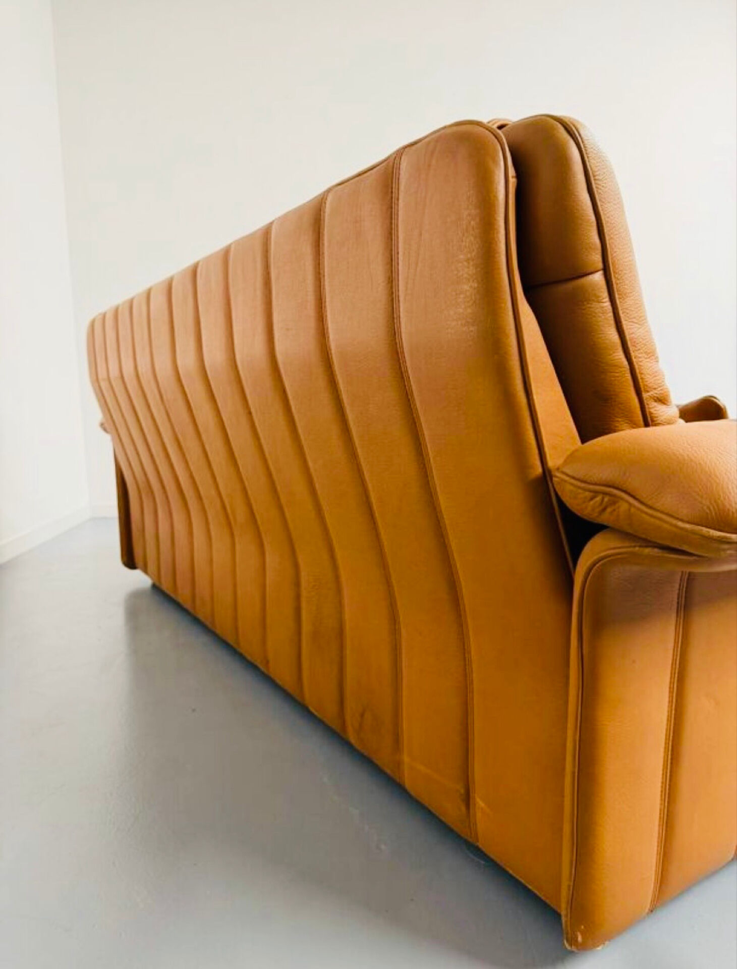 Ancien Canapé 3 places De Sede en cuir épais cognac design années 70