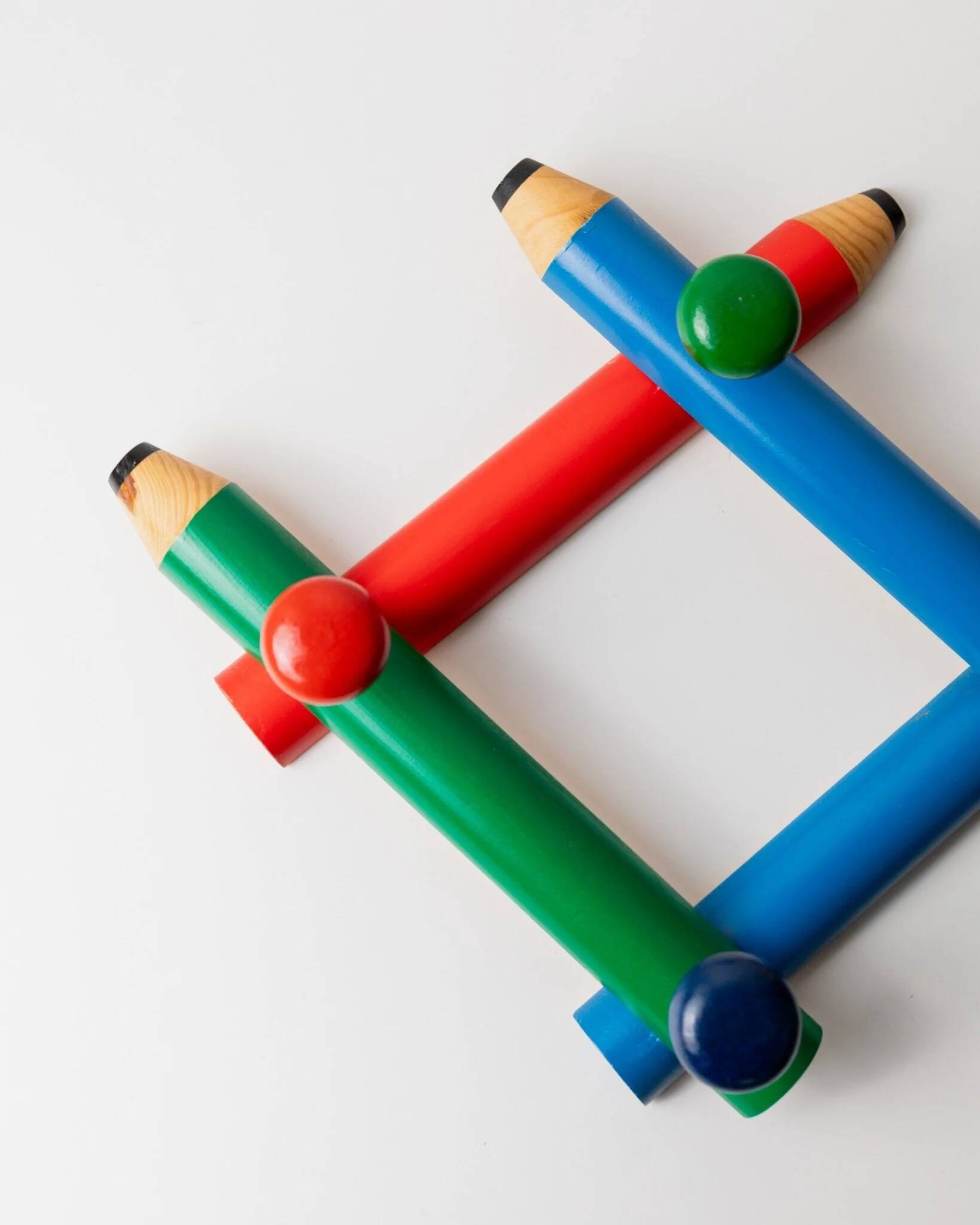 Vintage coat rack from the 1980s in the style of Pierre Sala, Memphis style, pencil pattern, extendable, 7 hooks.