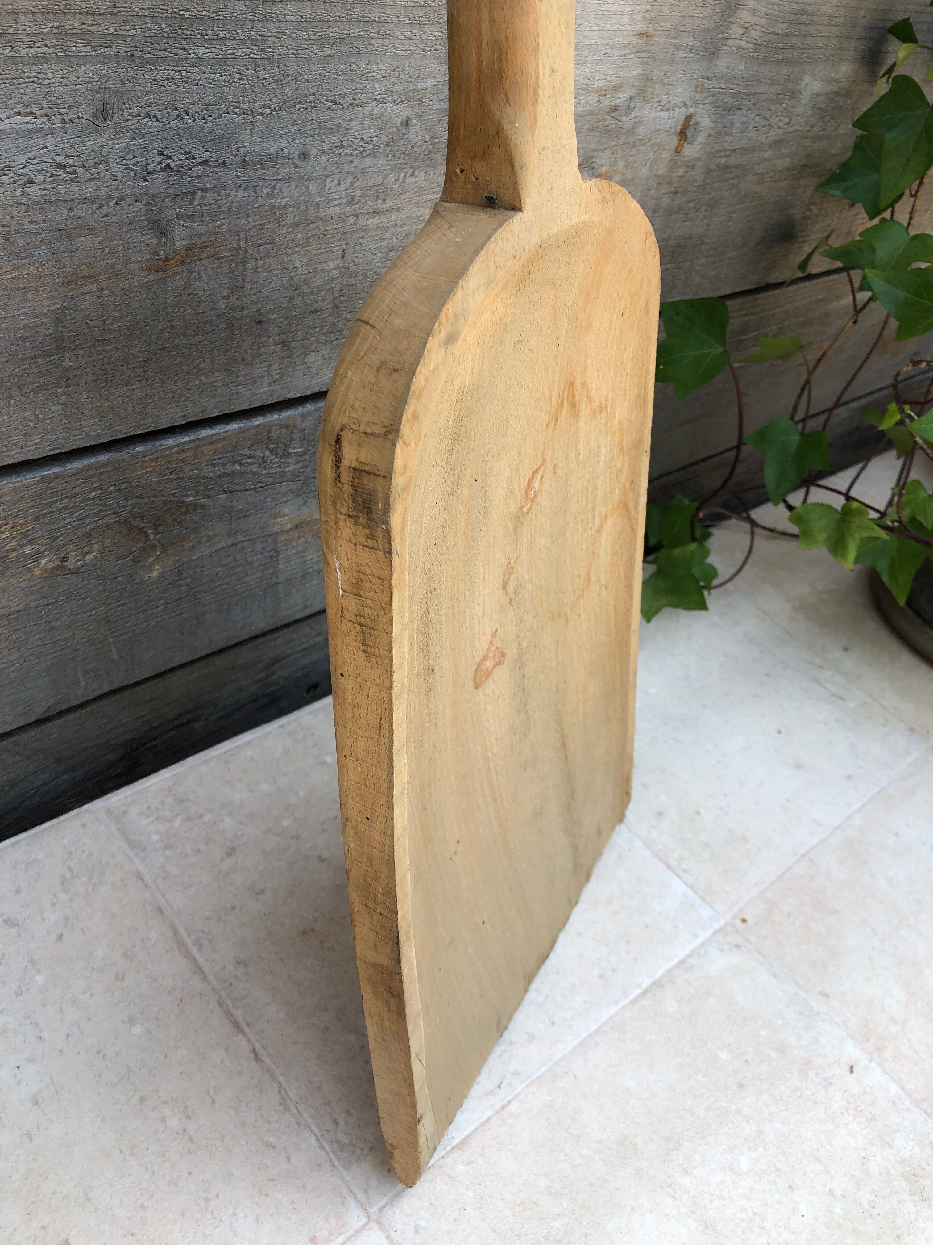 Grain shovel