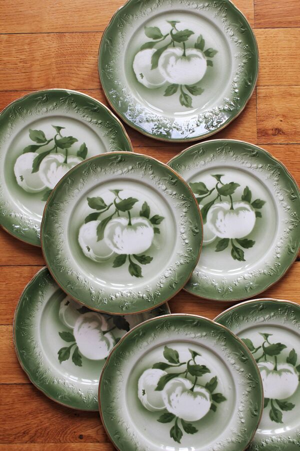 7 assiettes à dessert en faïence décor de pommes contour barbotine KG Lunéville