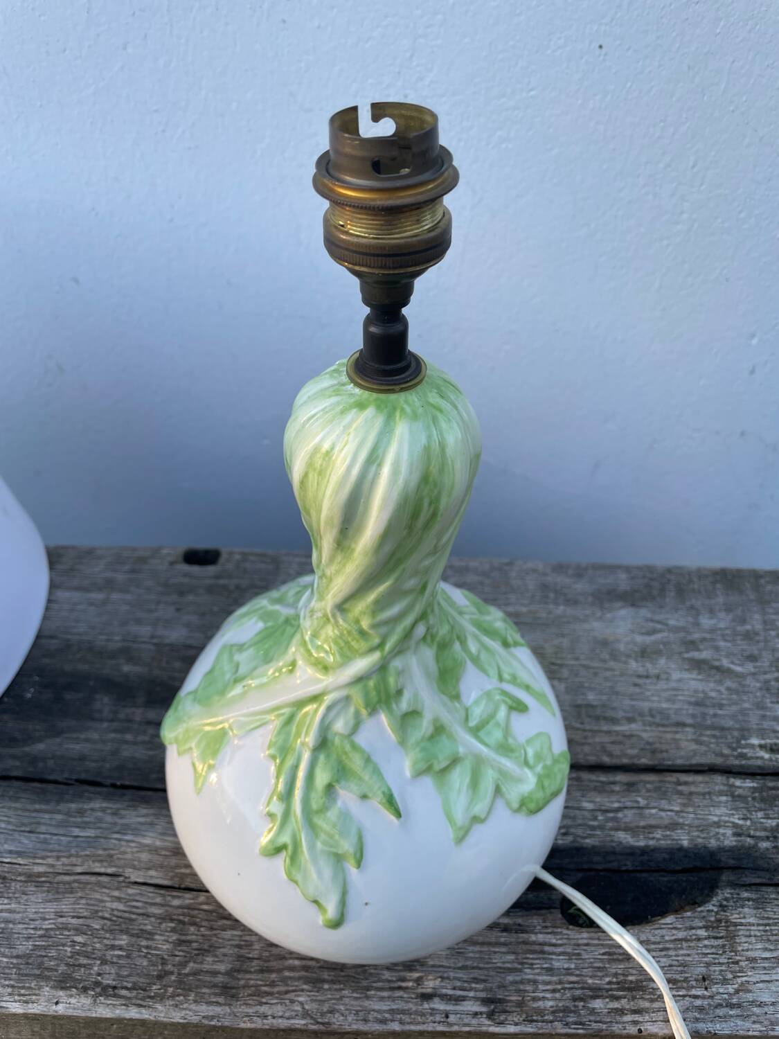 White ceramic lamp with foliage decoration