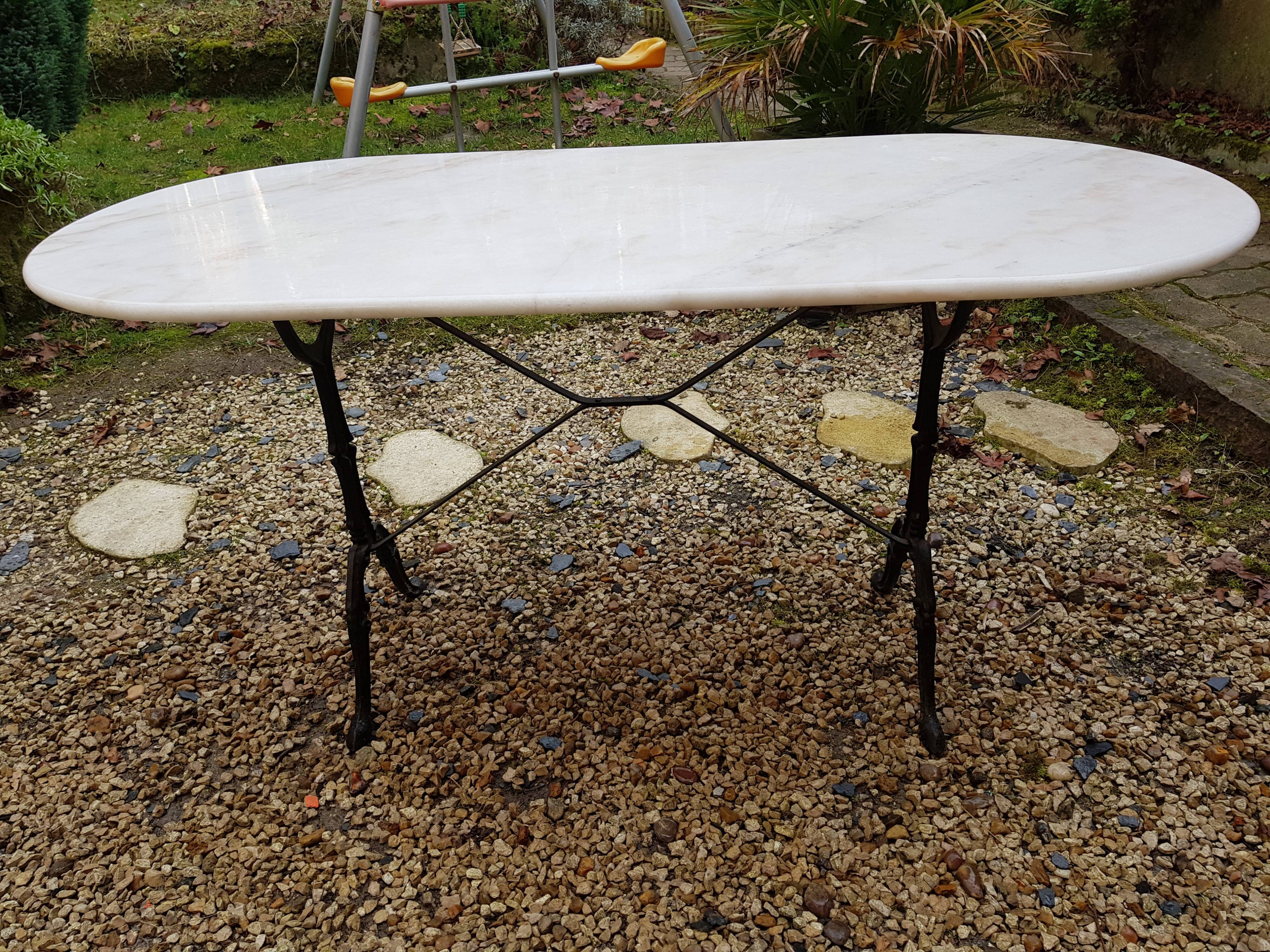 Bistro table in marble and cast iron