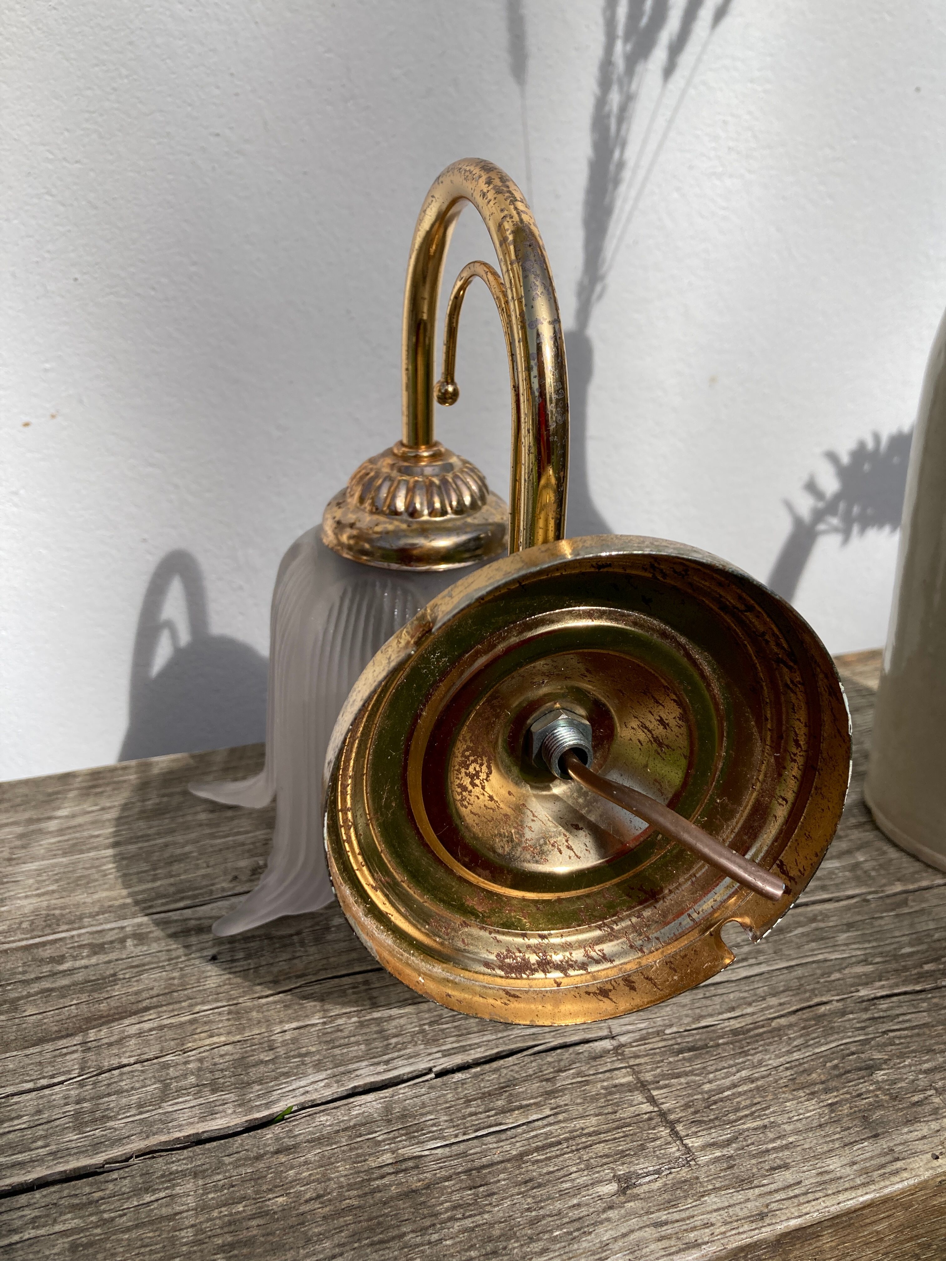 Flower wall lamp in glass and gilded metal