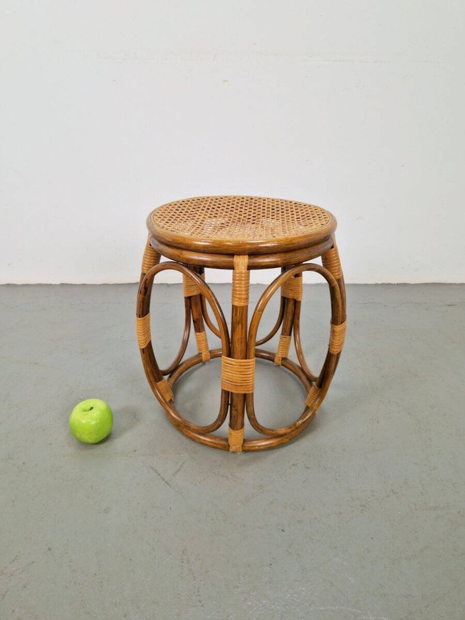 Tabouret rond en bois cintré et en osier, années 1970