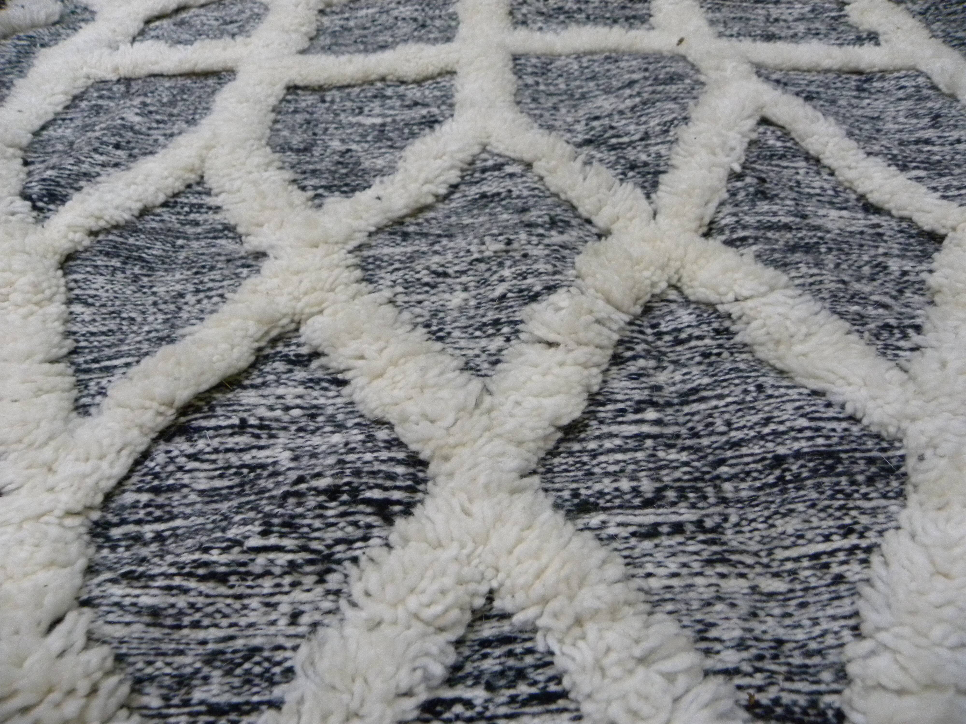 Modern Berber wool rug – Handmade Moroccan rug in grey and ecru.