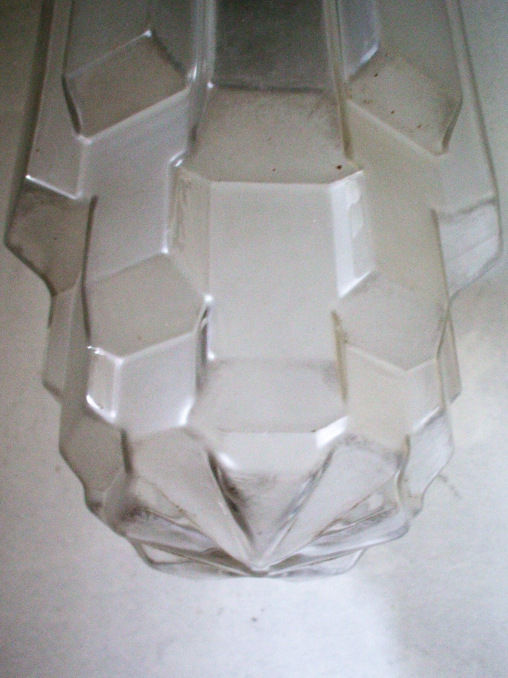 Suspension Deco with frosted glass globe