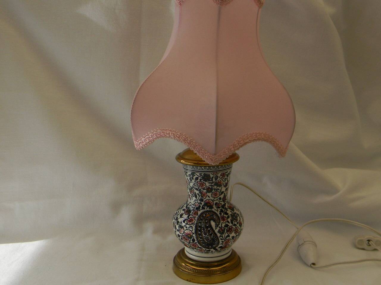 Small earthenware lamp from Gien. Cashmere decoration.