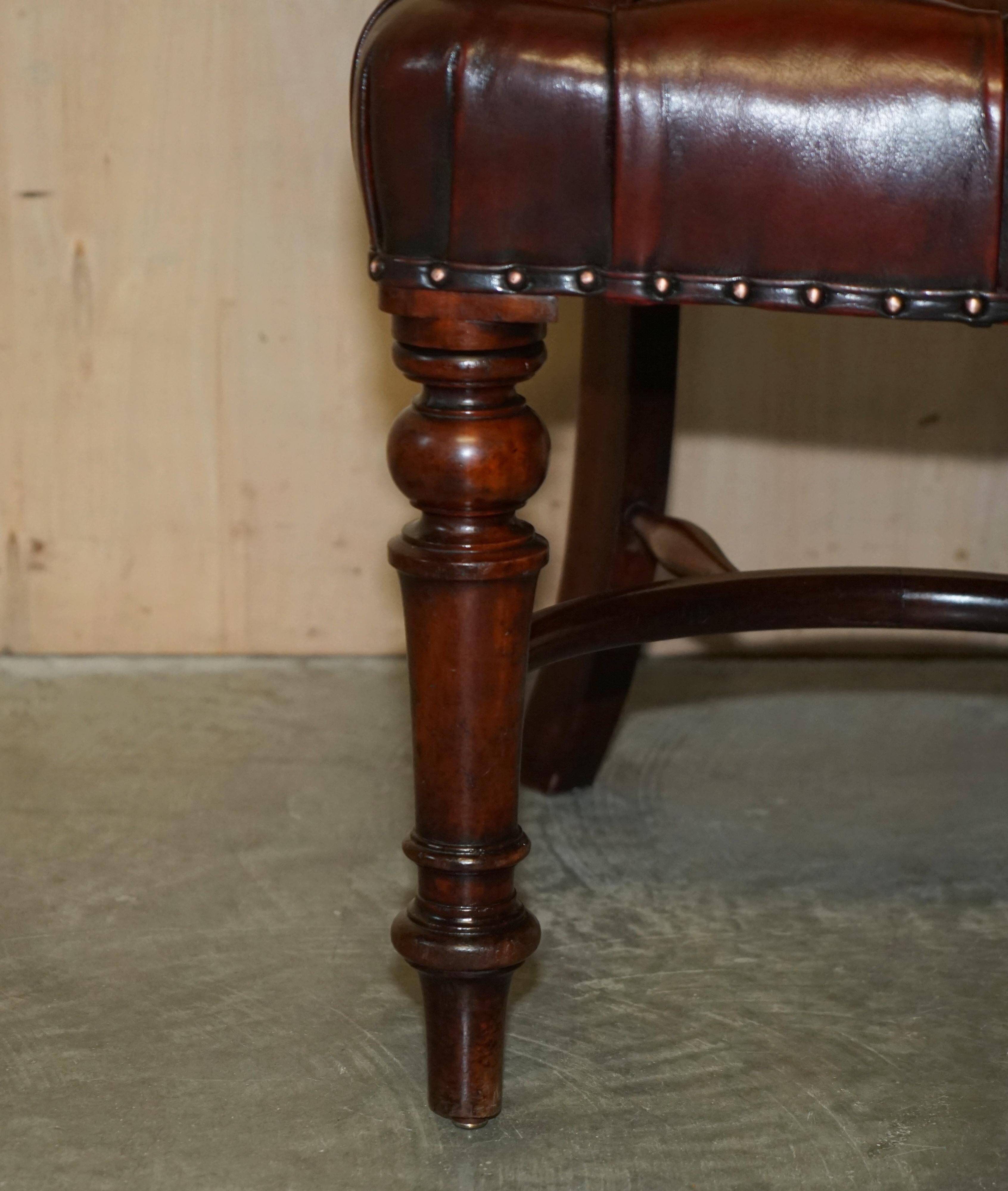 Chesterfield captain's armchair William IV in restored leather with hardwood.