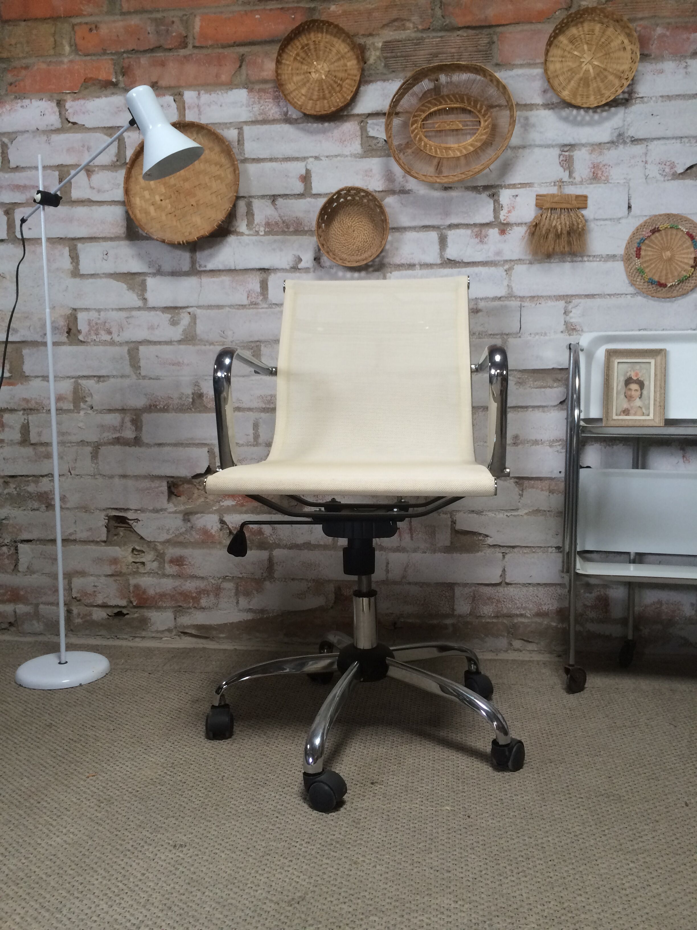 Swivel office chair