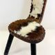 Chaise sculptée en bois et peau — 1950–1970
