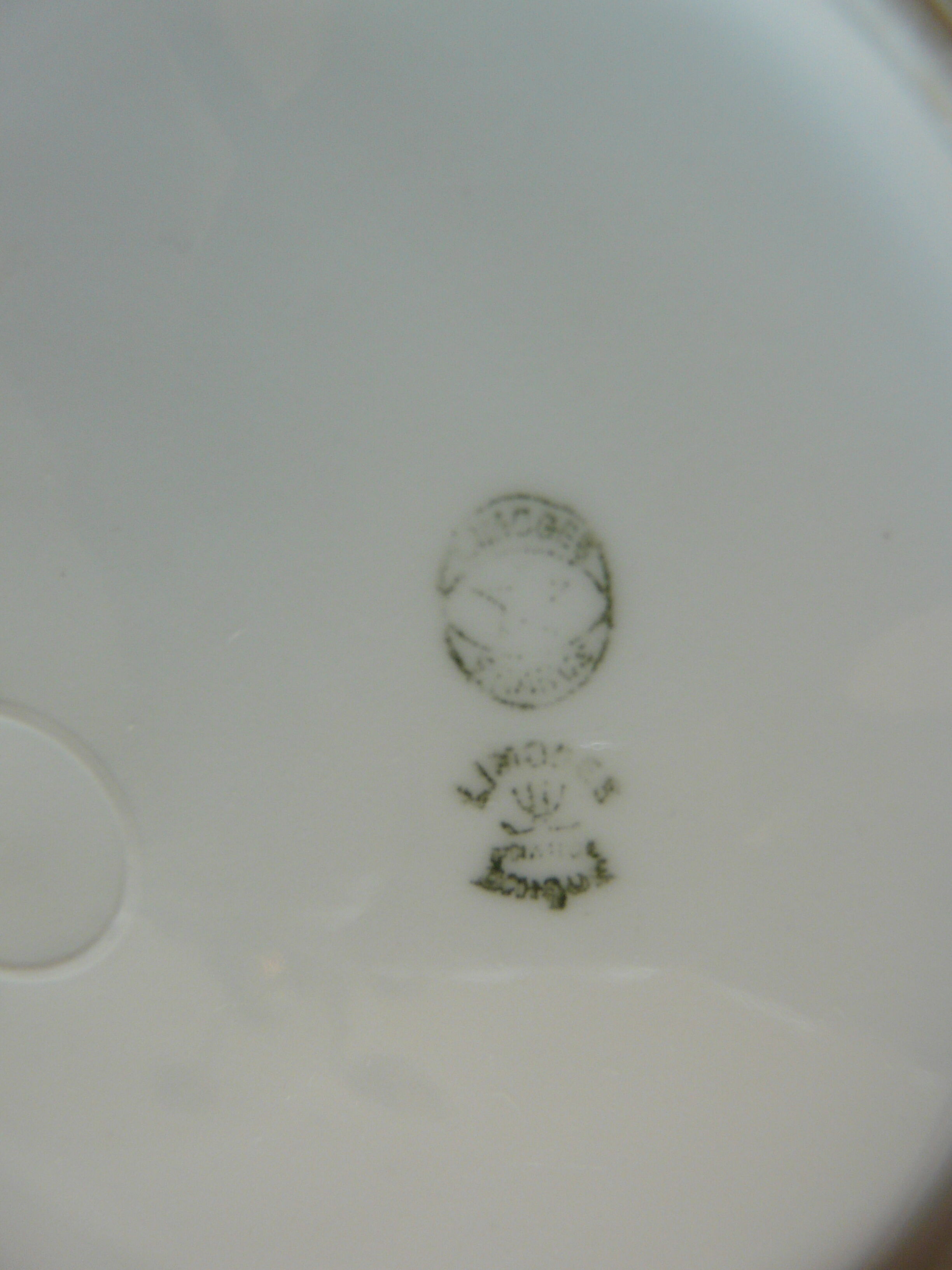 8 plates in Limoges porcelain gold and ultramarine blue fillets