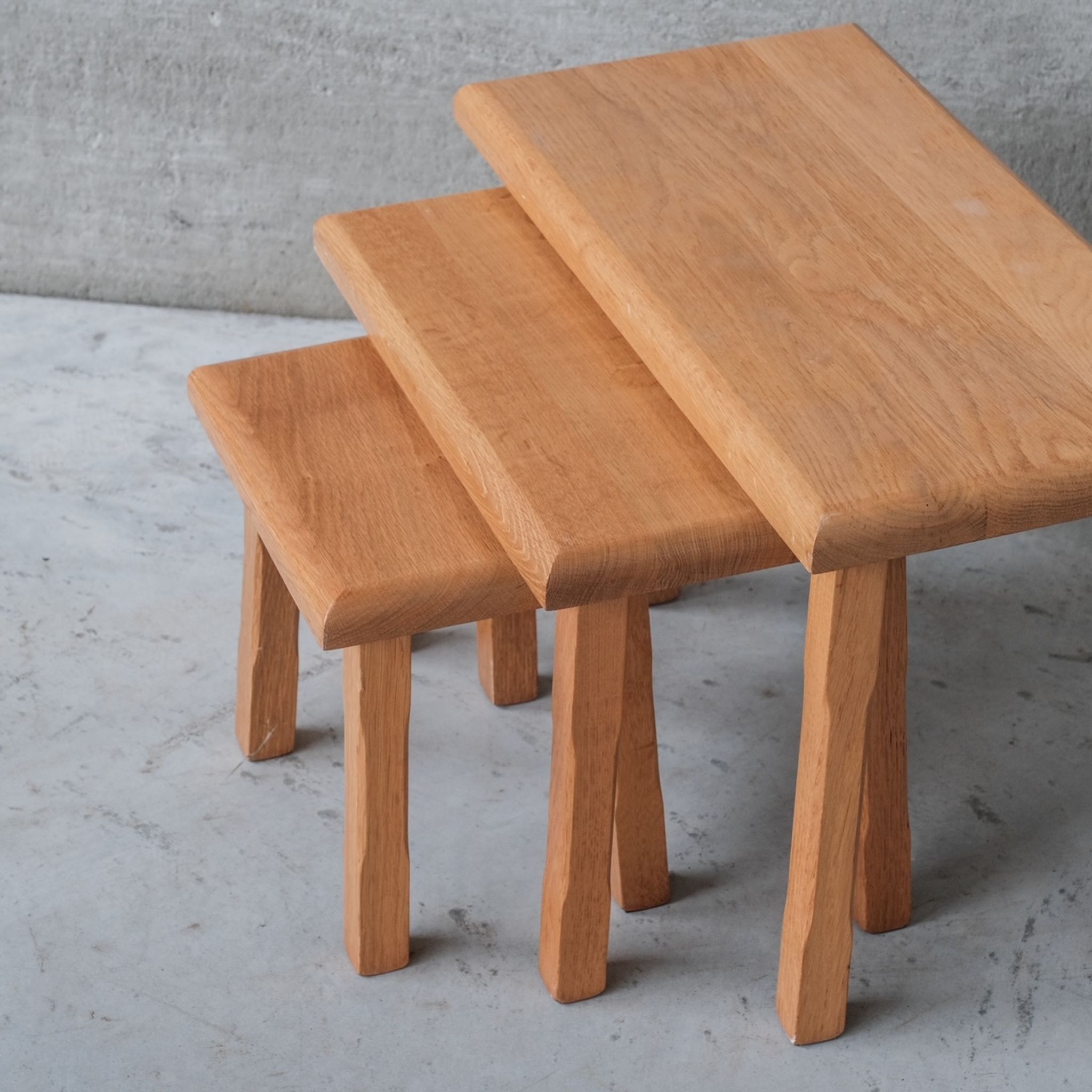 Ensemble de trois tables gigognes en chêne blond du milieu du siècle