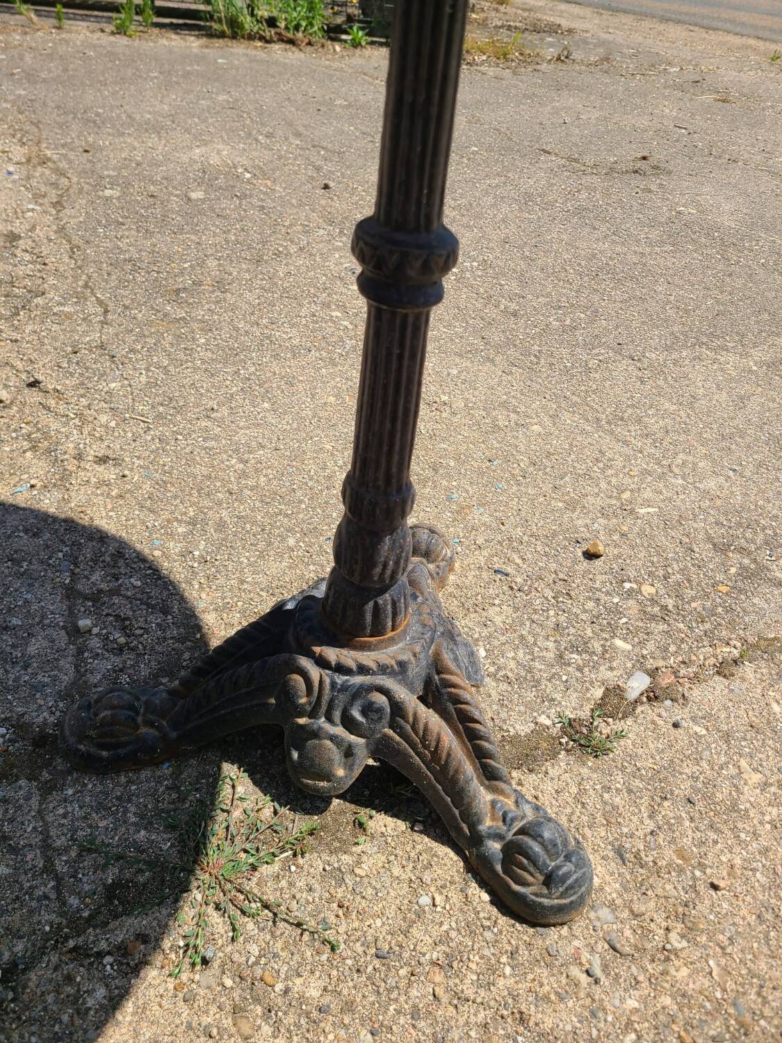 Parisian bistro pedestal table in marble and cast iron