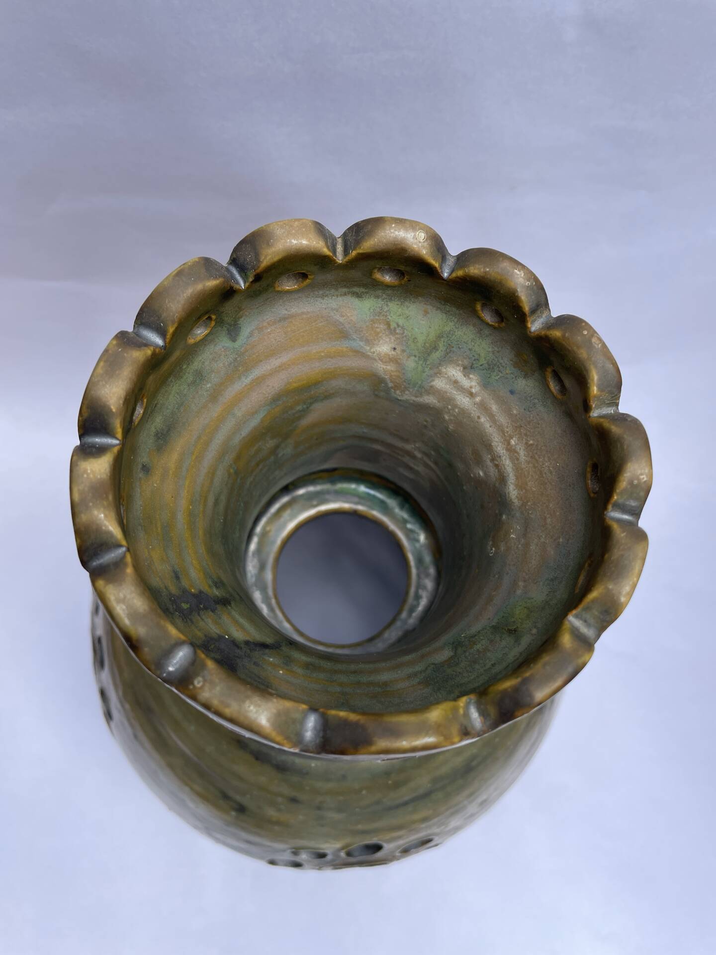 Suspension in glazed stoneware from the 1970s.