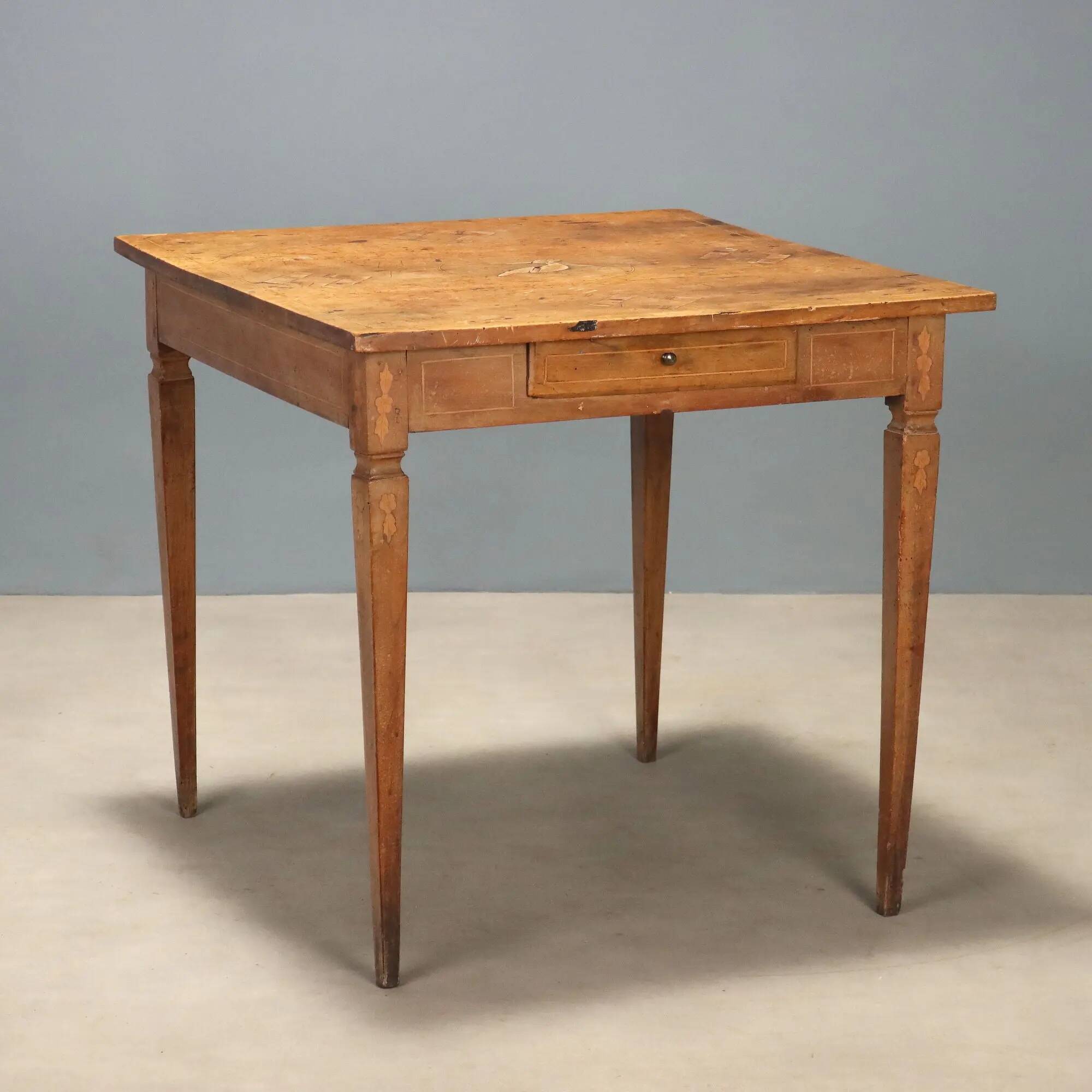 Antique neoclassical walnut coffee table with maple inlays, 18th century.