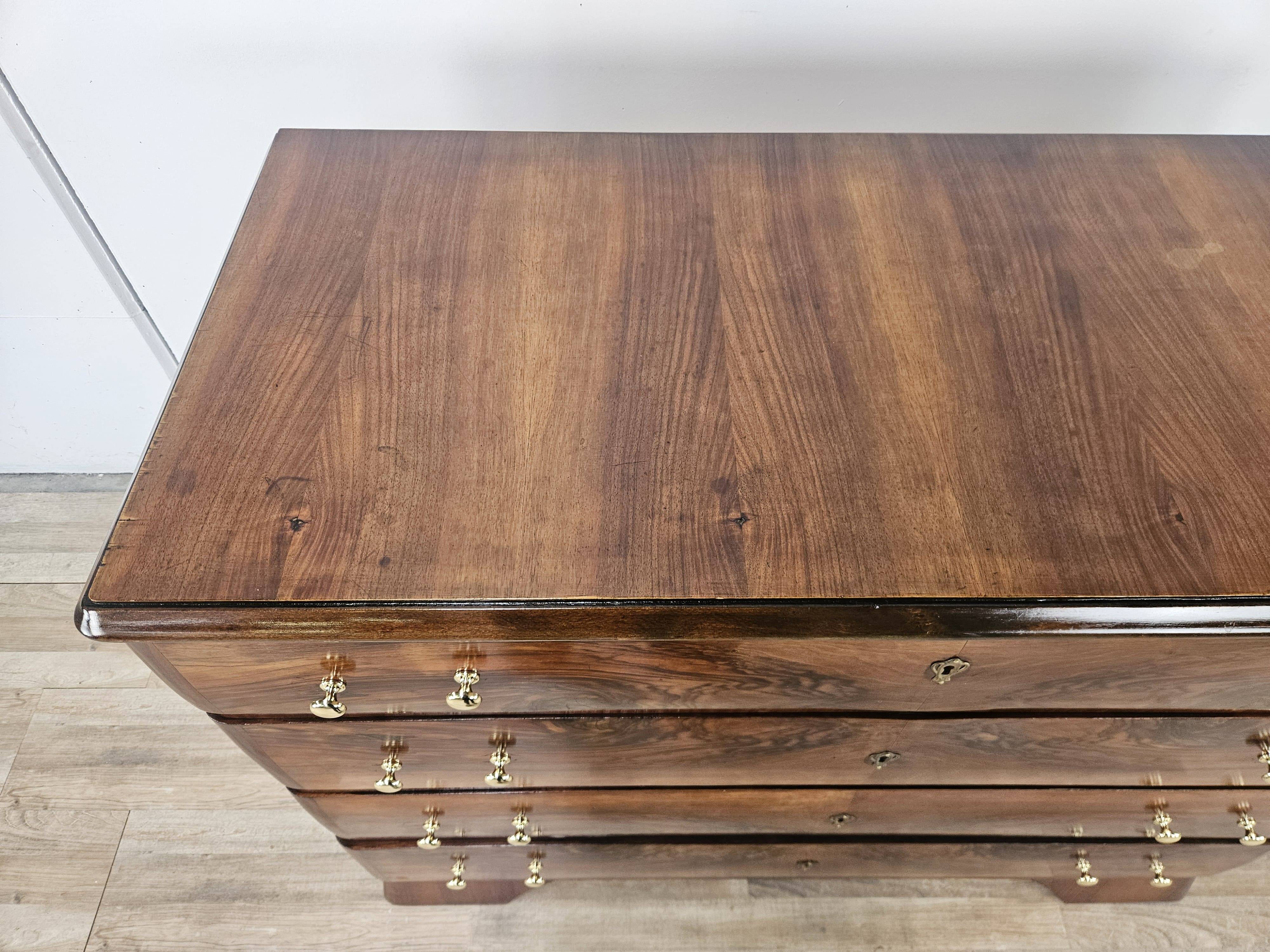 Commode Art Déco en noyer et laiton