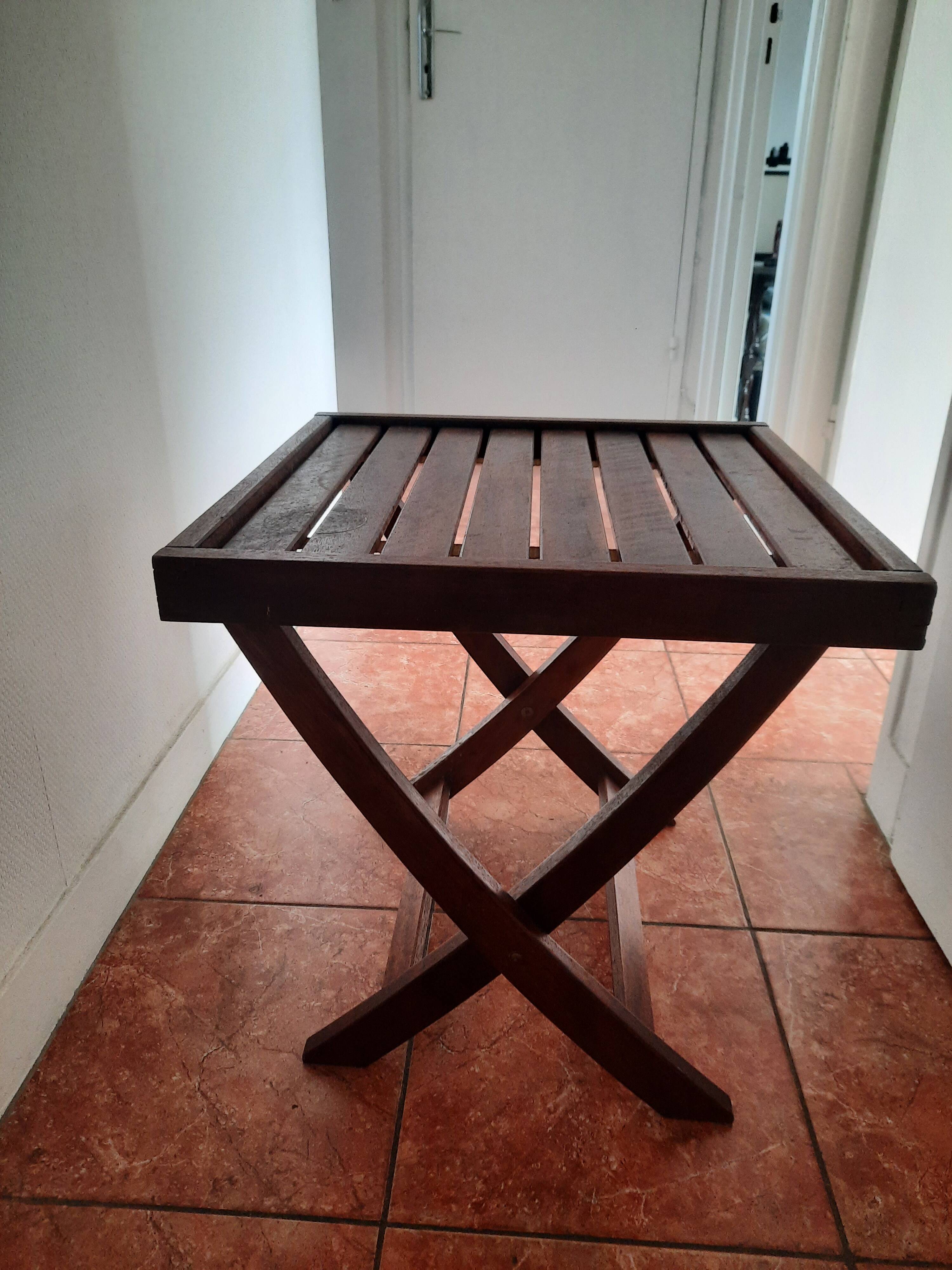 Folding coffee table