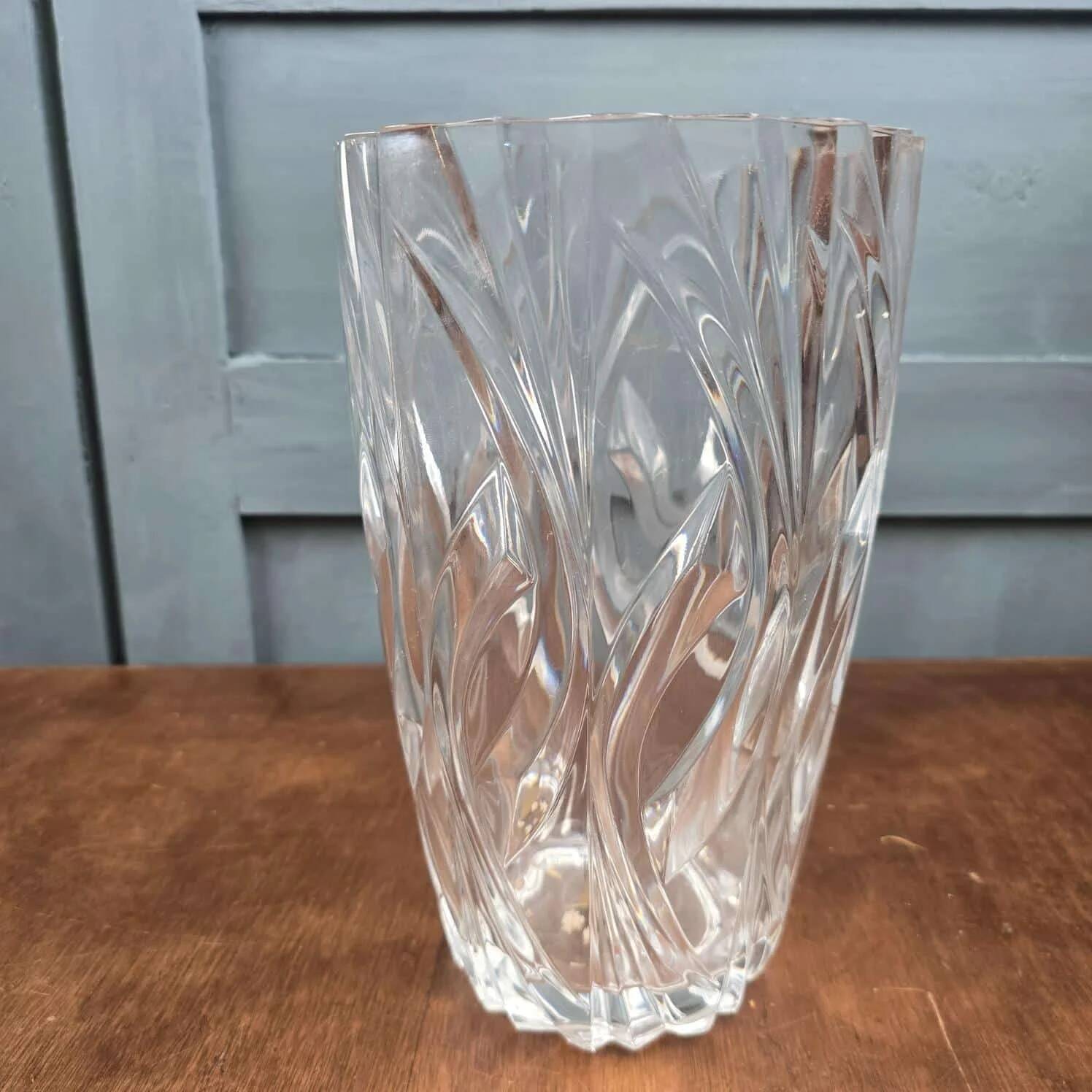 Grand vase vintage en verre moulé transparent