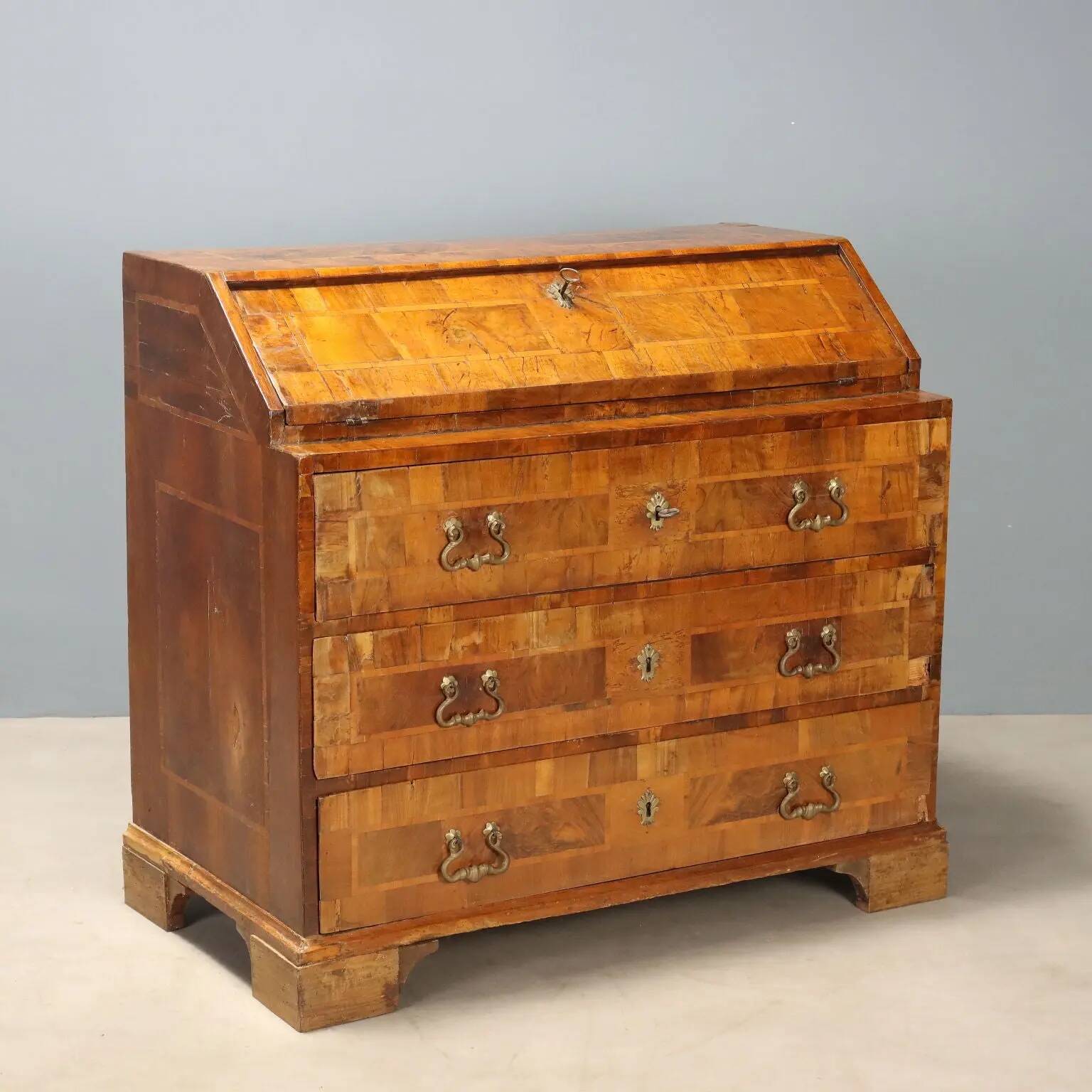 Walnut desk - Italy 18th century