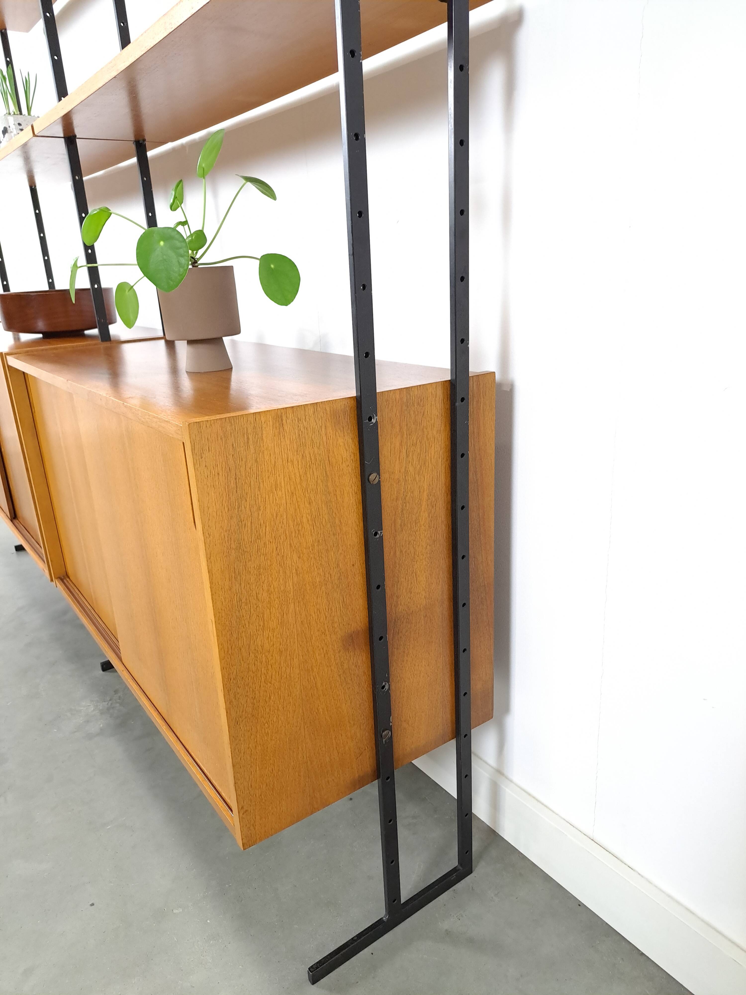 Modulair Omnia wandsysteem, Hilker, teak en zwart staal met legplanken