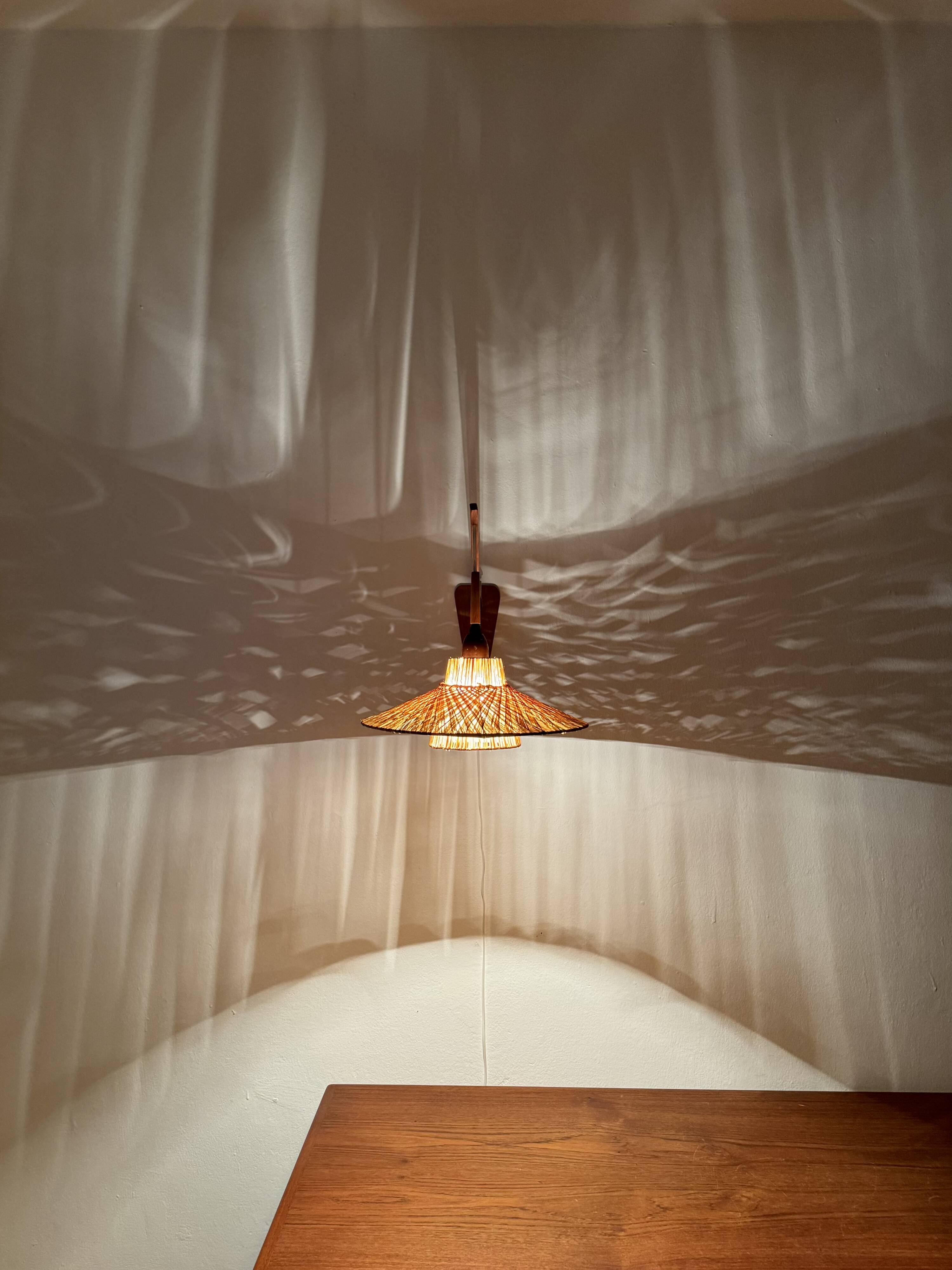 Lampe murale en teck et raffia ajustable
