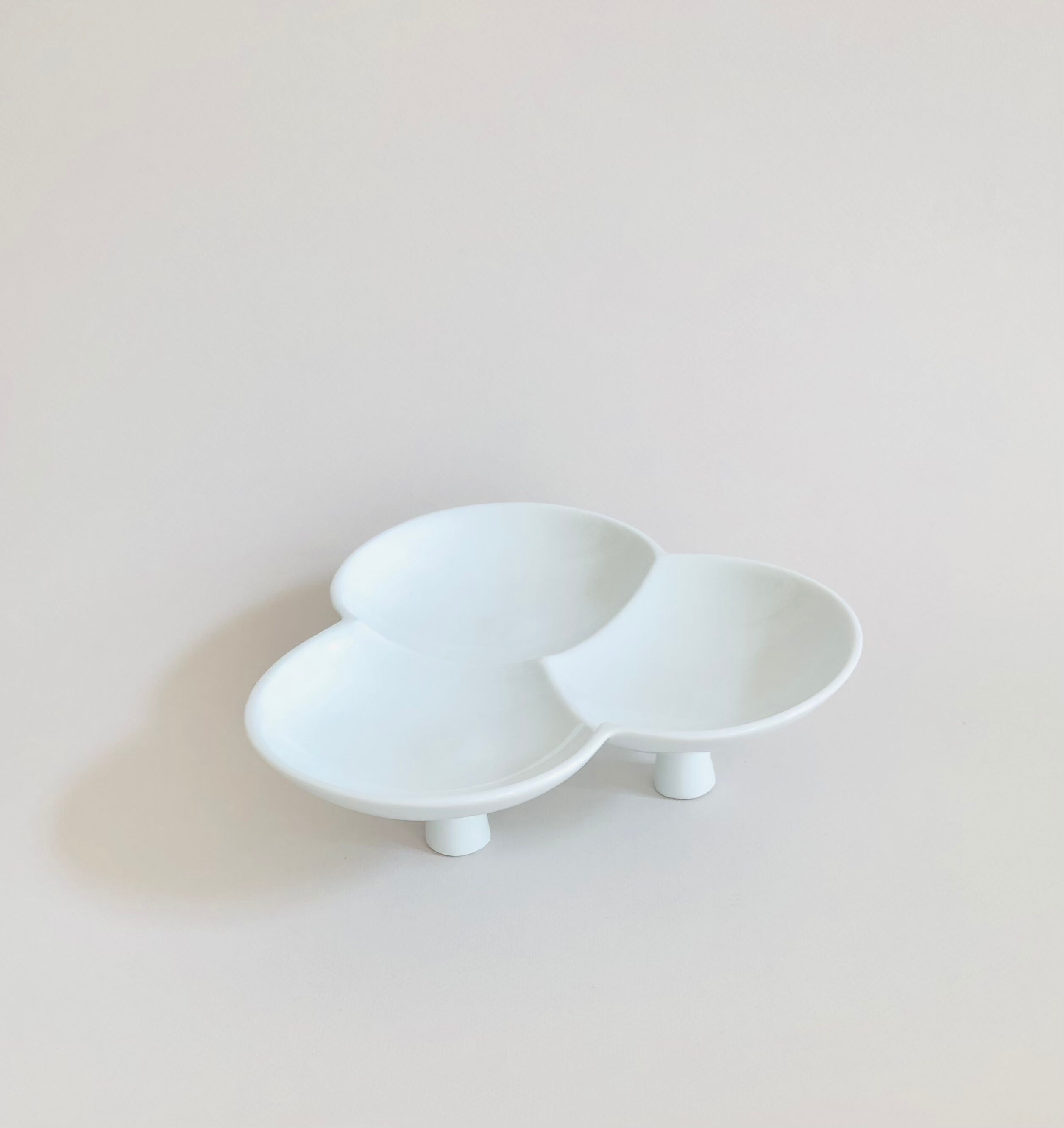 Tray on porcelain stand
