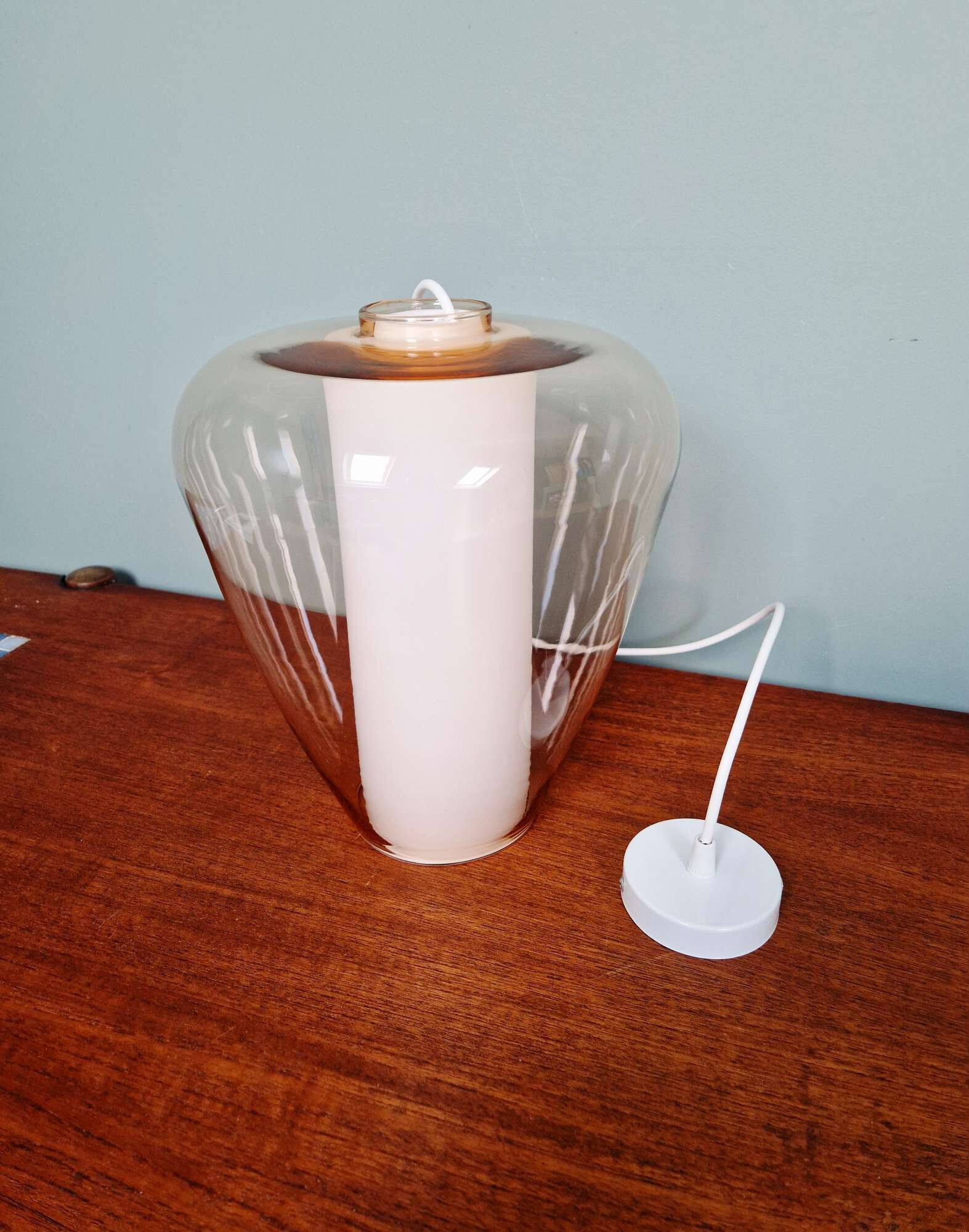 Suspension scandinave en verre satiné blanc et verre transparent rose pâle, 1960