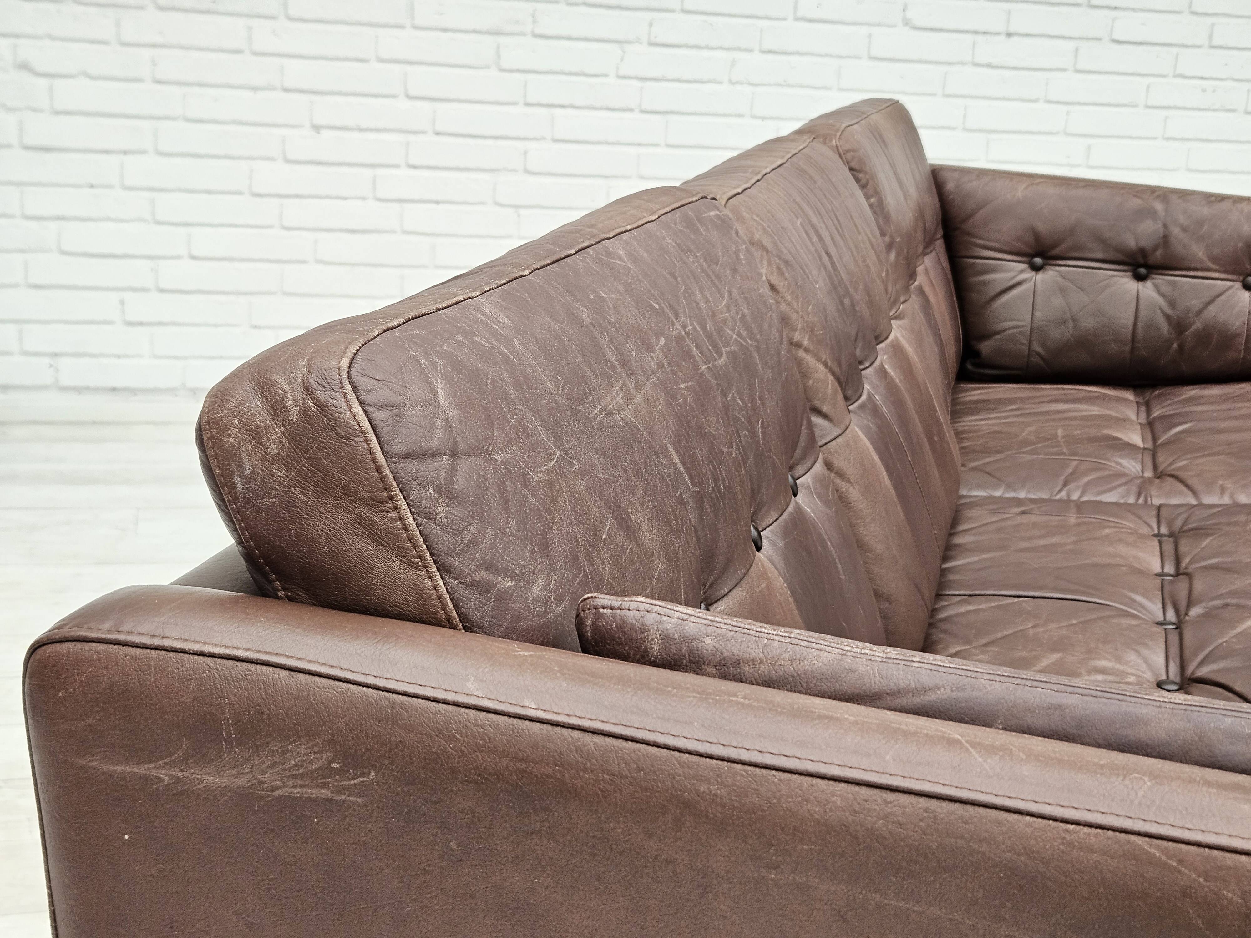 Années 1970, canapé classique danois 3 places, cuir marron d'origine.