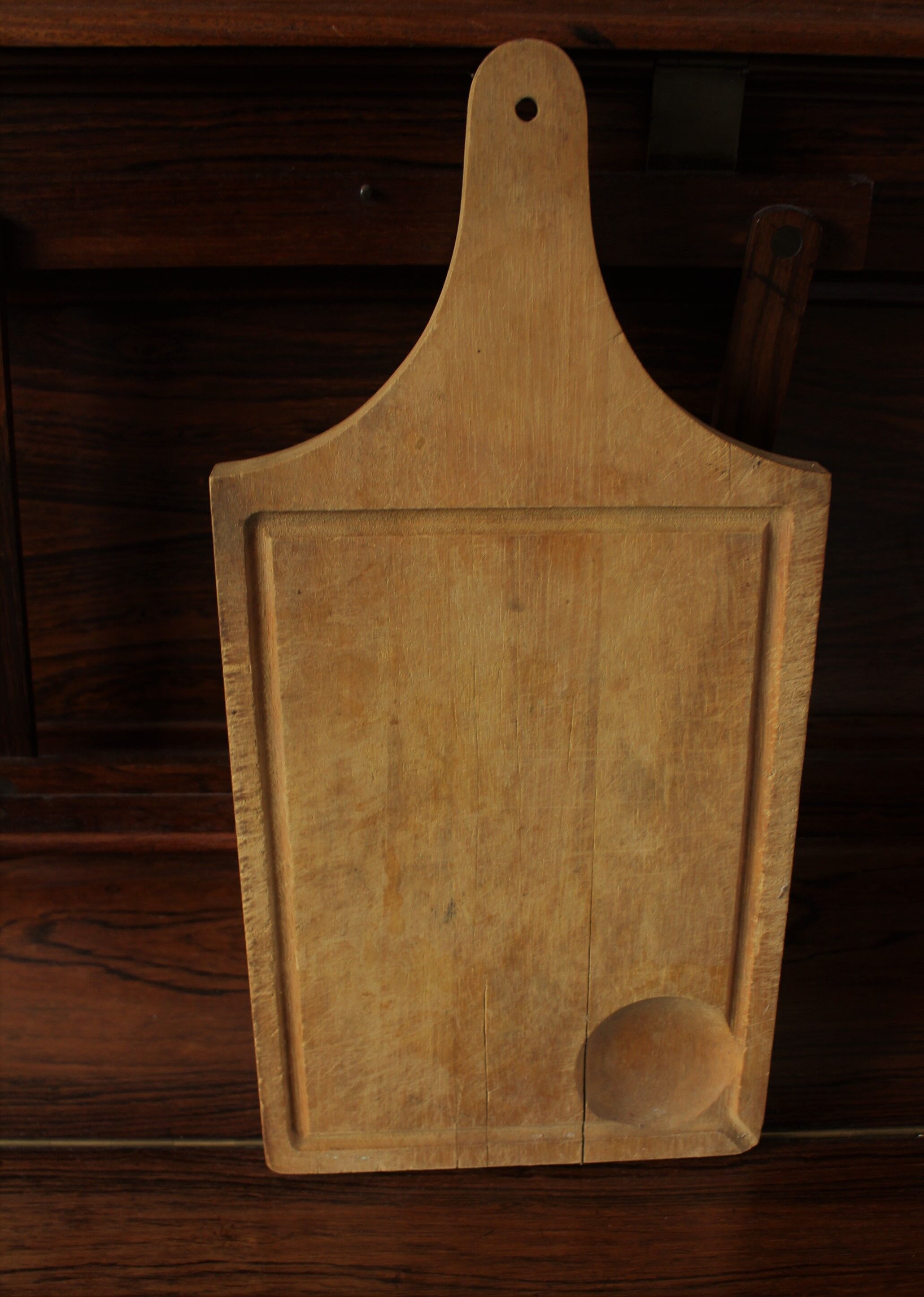 Wood cutting board with groove and handle