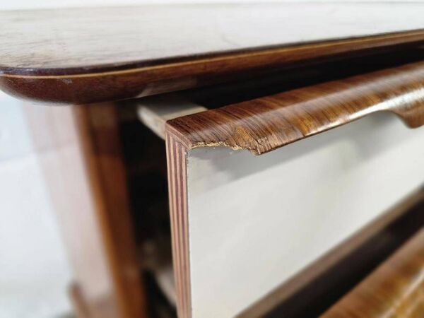 Buffet vintage en bois avec tiroirs blancs en formica
