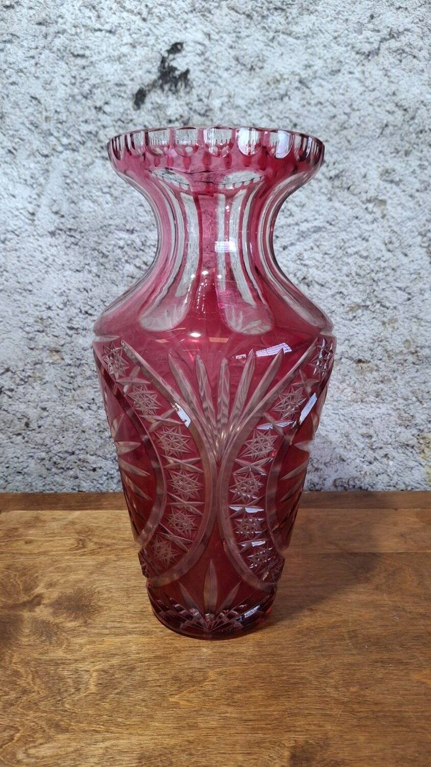 Bohème large crystal vase with red overlay, wheel-cut, Belle Époque.