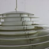 Luminaire suspendu au design danois par Jon Olafsson et Lutherson