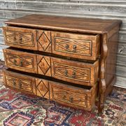 Commode Mazarine d’époque Louis XIV provenant du château de Bracquetuit