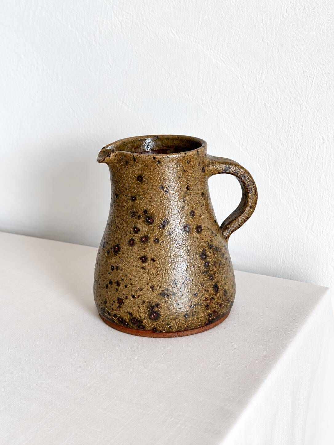 Petit pichet en grès moucheté, poterie artisanale vintage