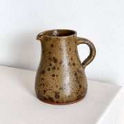 Petit pichet en grès moucheté, poterie artisanale vintage