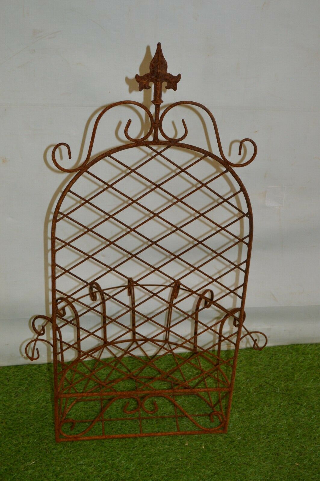 Iron wall planter