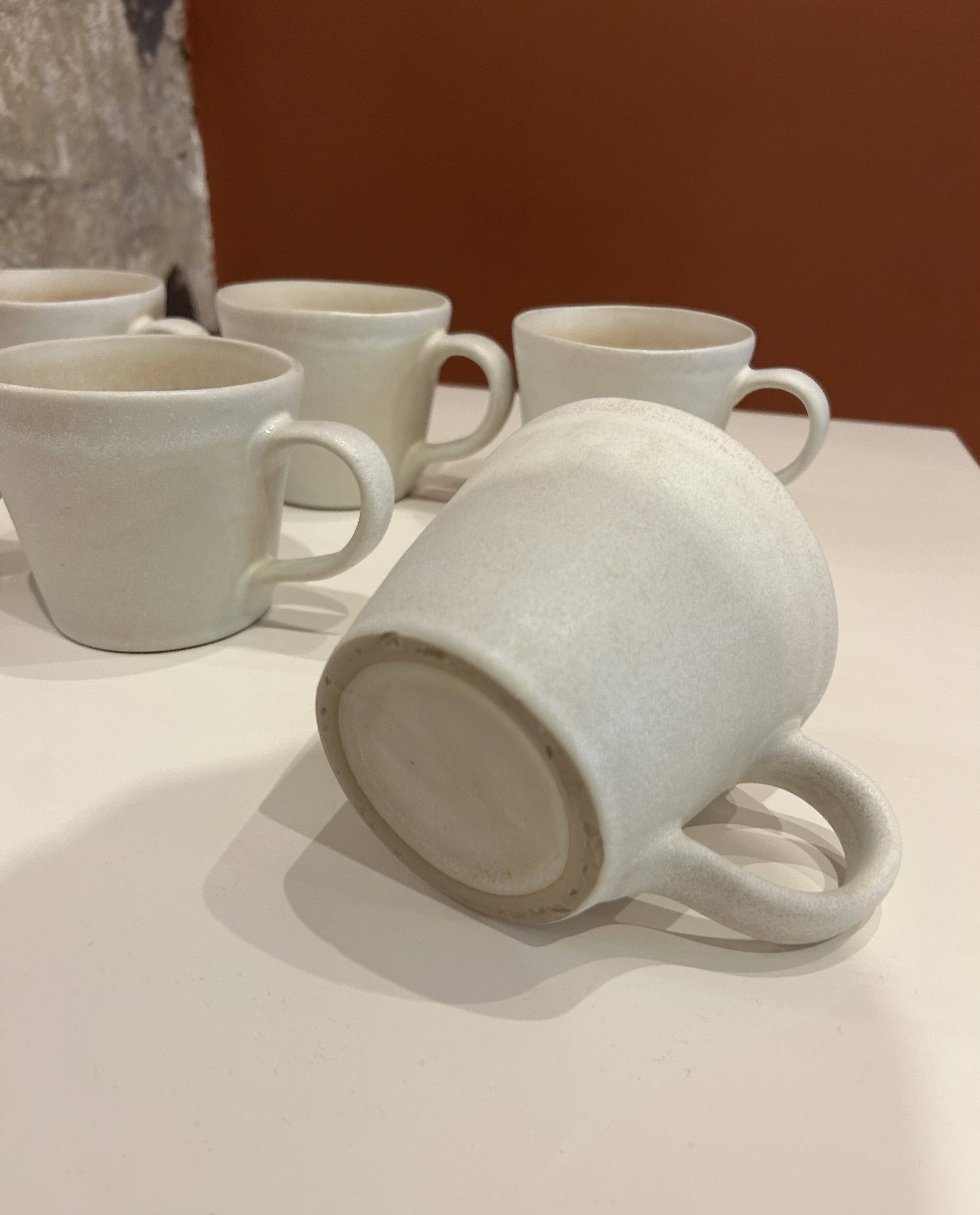 Mug en gré émaillé blanc cassé