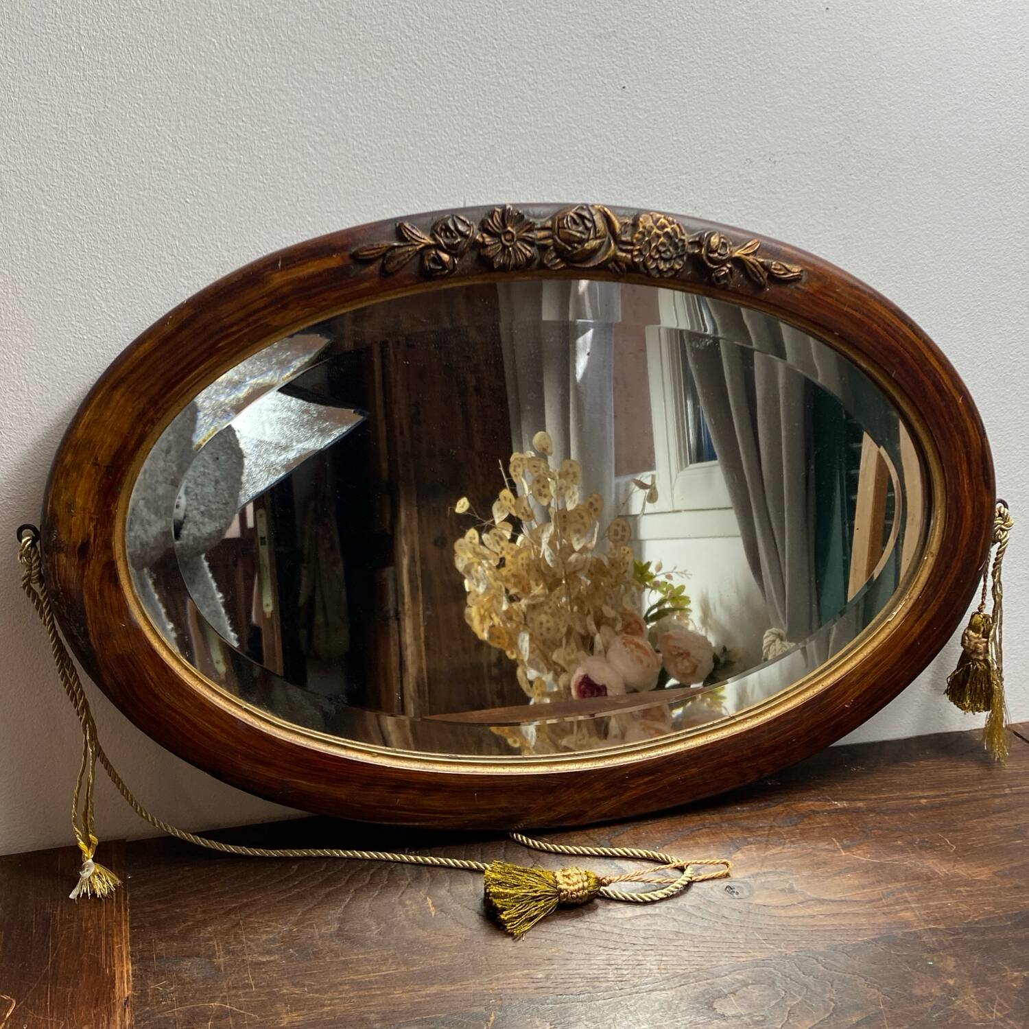 Miroir en bois et plâtre, décor fleuri, Art Déco