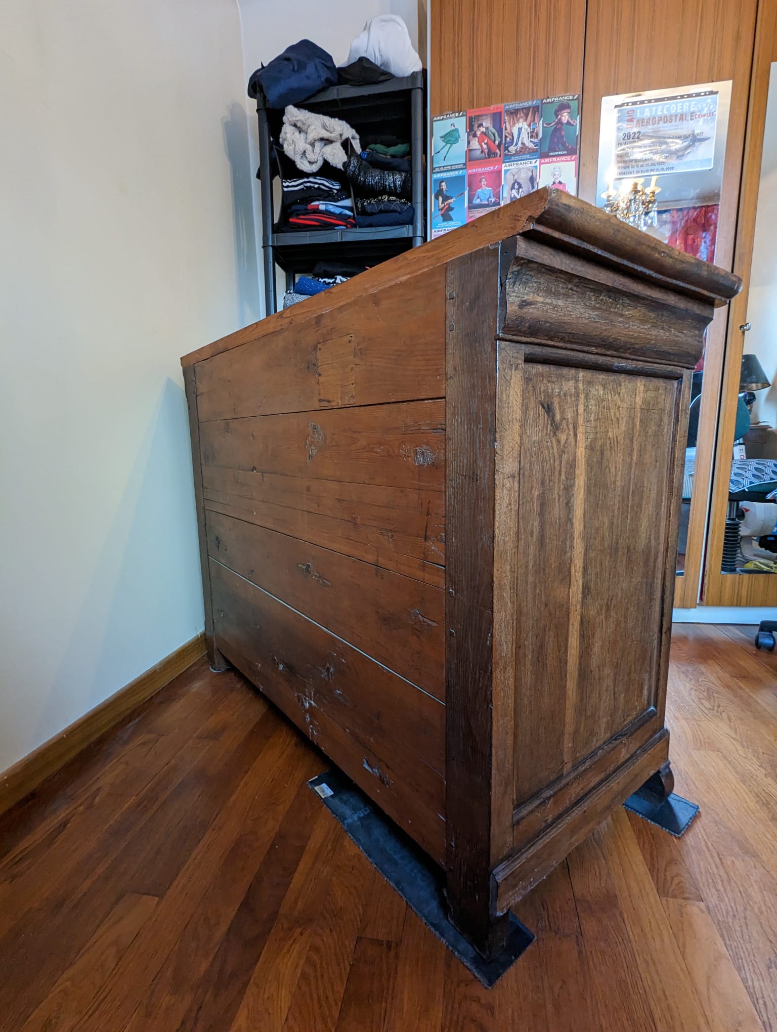 Commode en chêne blond mouluré