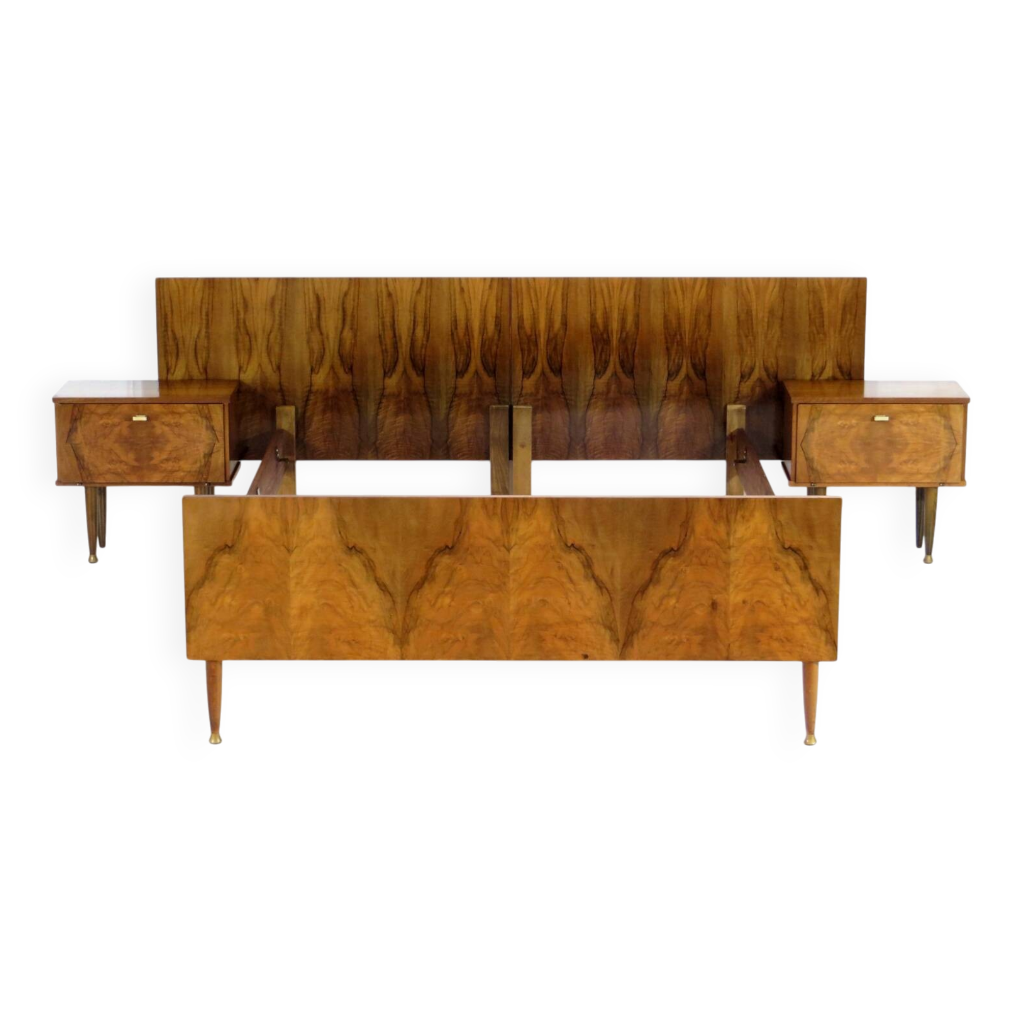 Lit double et tables de nuit en noyer, années 1960