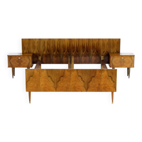 Lit double et tables de nuit en noyer, années 1960