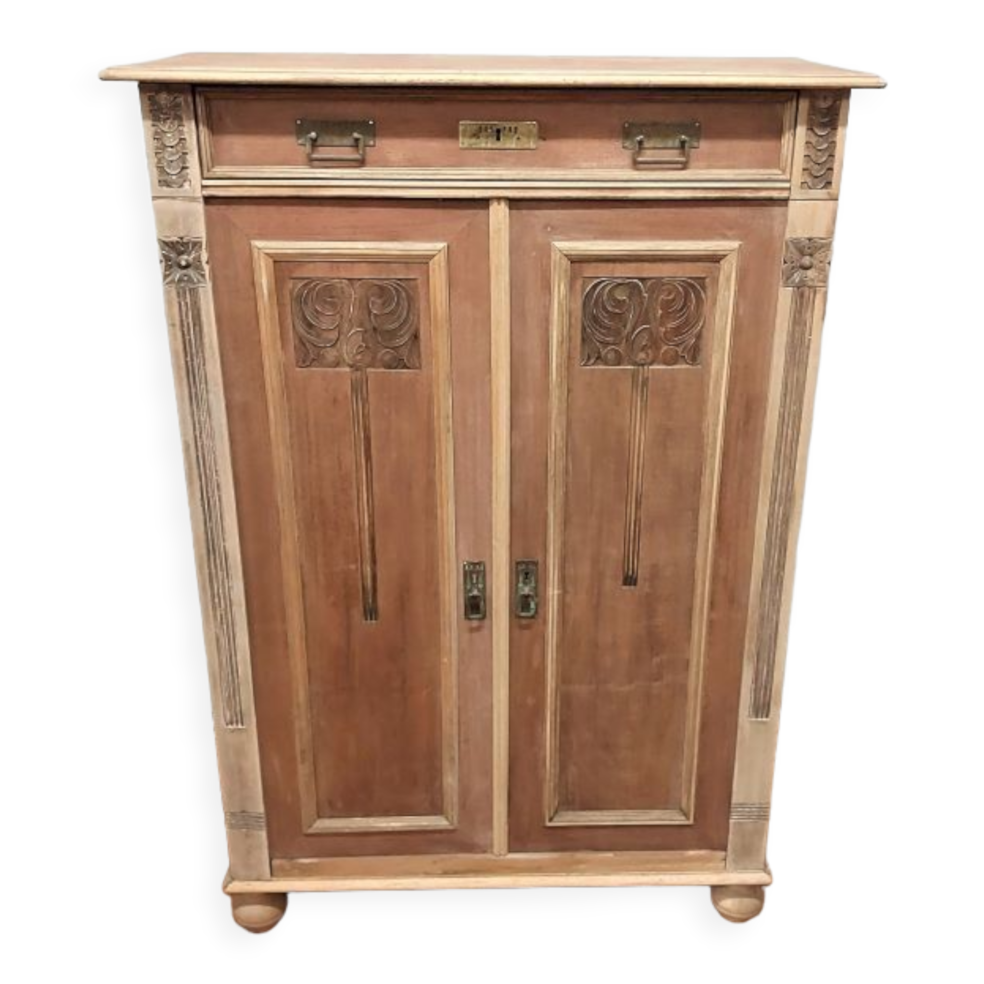 Art Nouveau chest of drawers in walnut