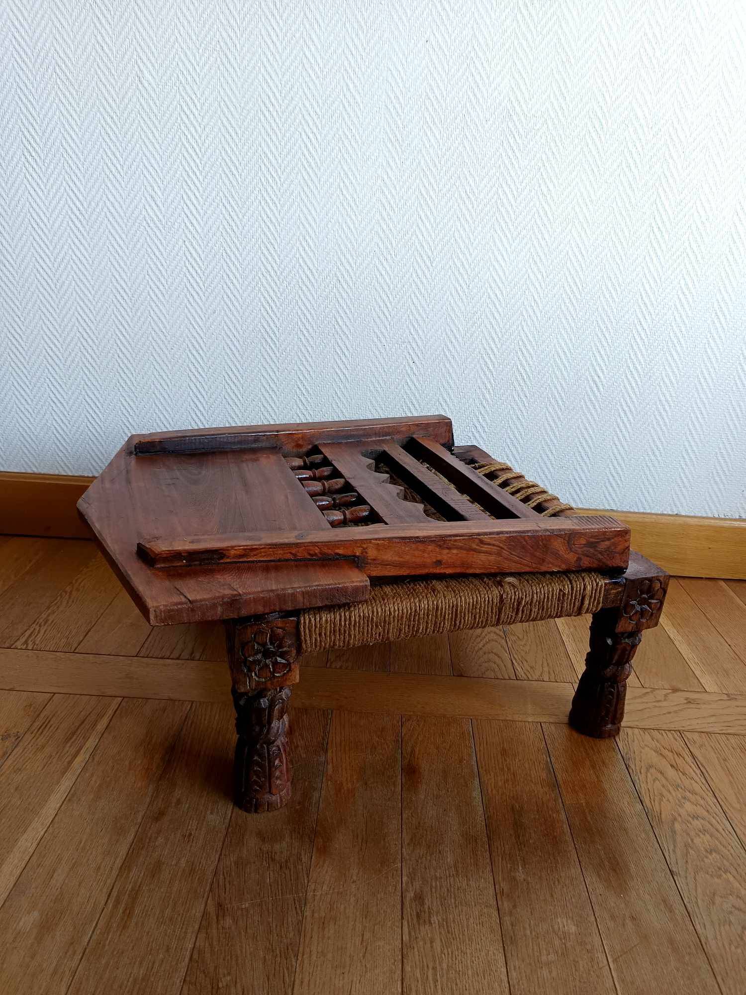 Paire de chaises basses traditionnelles, Indonésie