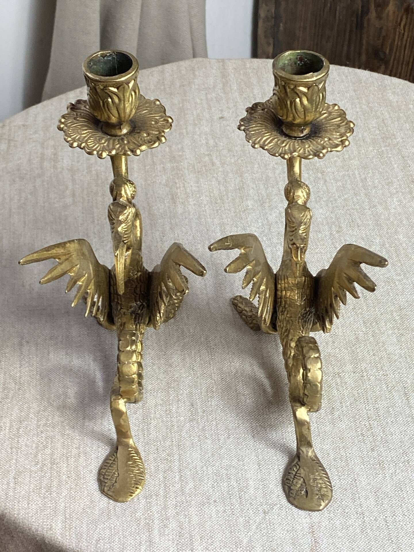 Paire de bougeoirs chimères en bronze