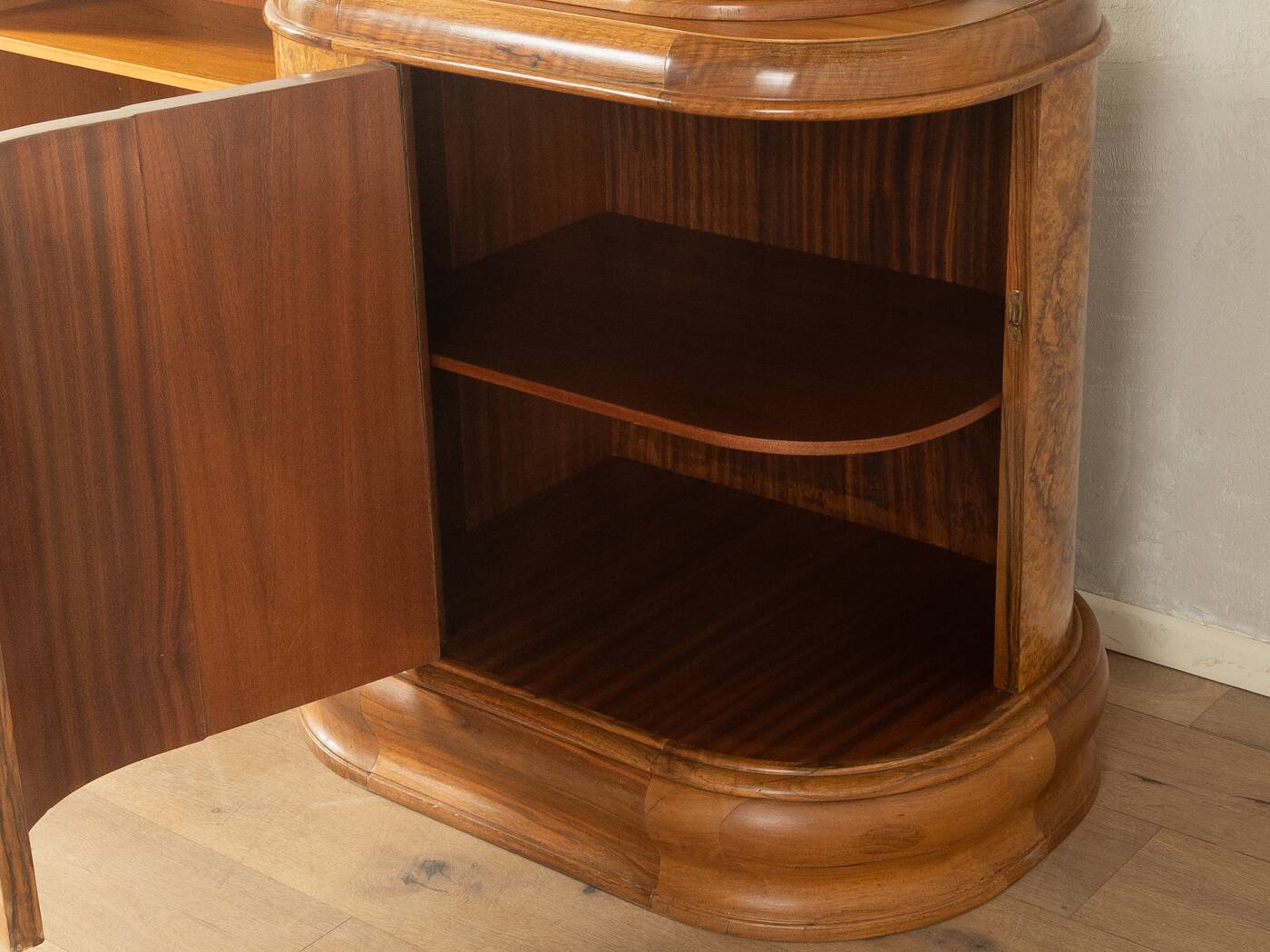 Vitrine Art Déco unique des années 1930 avec étagère ouverte des années 1960.