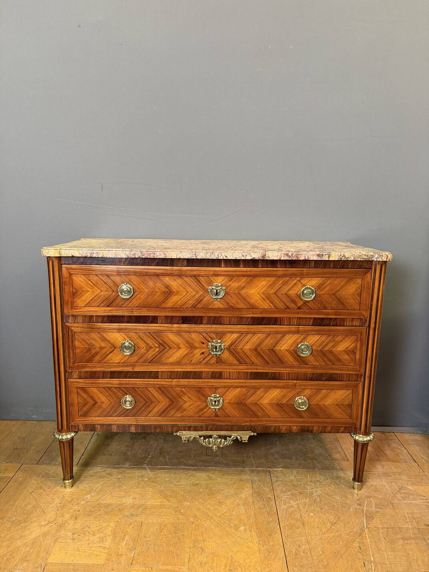 Louis XVI commode in rosewood and rosewood.