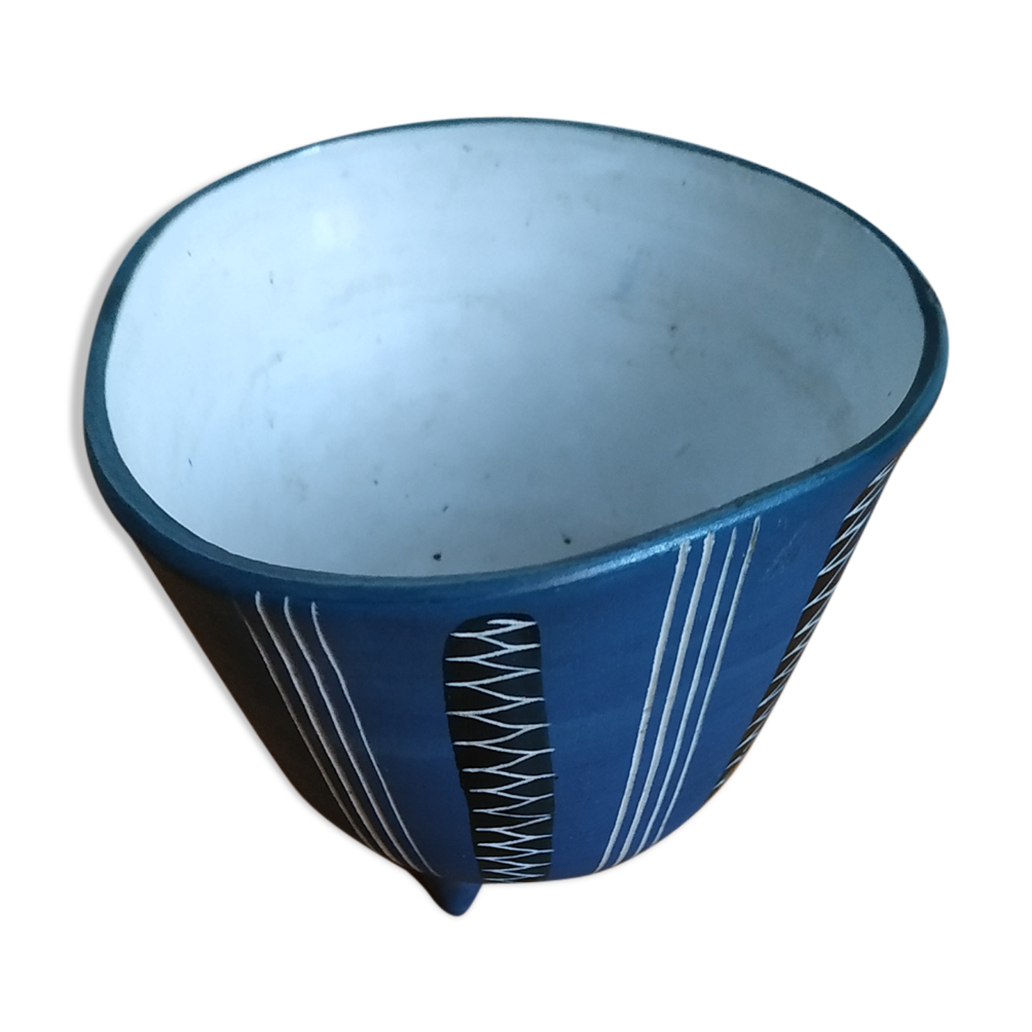 Small tripod cut in ceramic typical of the 50s