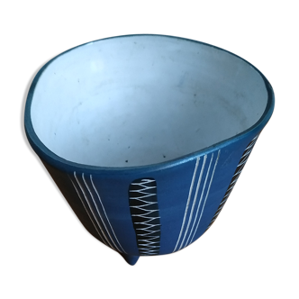 Tripod ceramic cup typical of the 1950s.