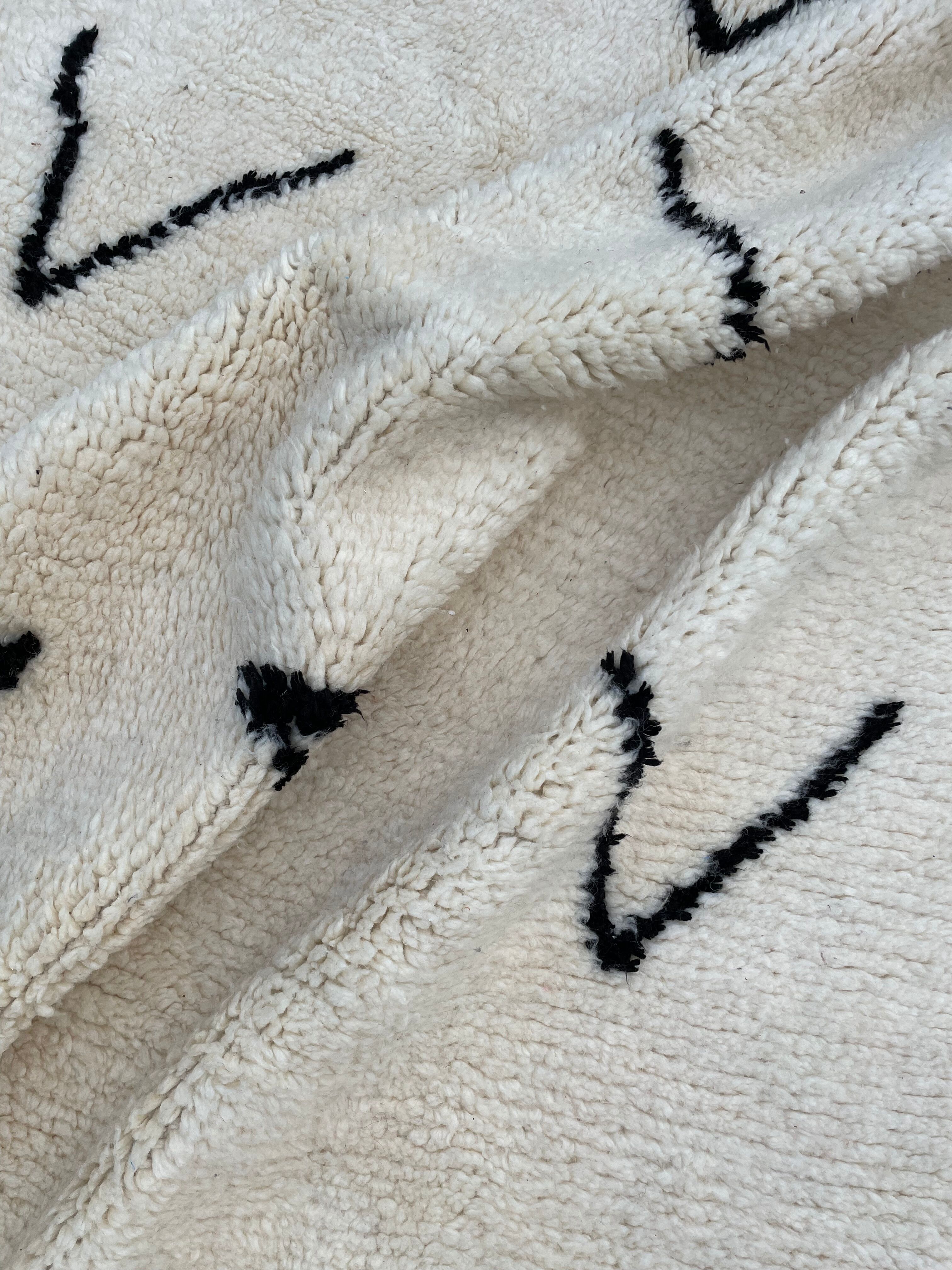 Tapis berbere blanc et noir moderne beni ouarain 200x300 cm